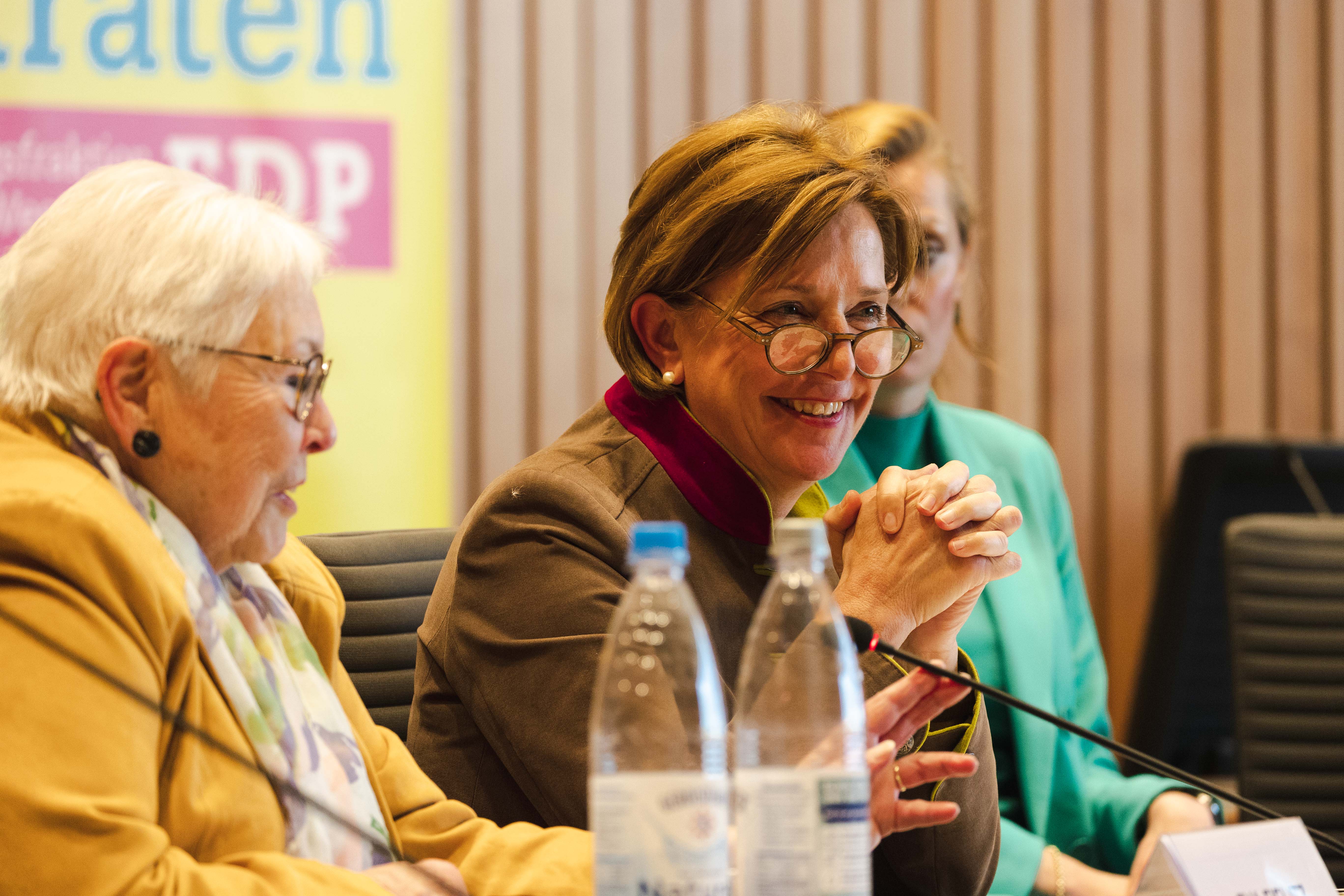 Eva Fieltz, Yvonne Gebauer MdL und im Hintergrund Severine Profitlich (v.l.)