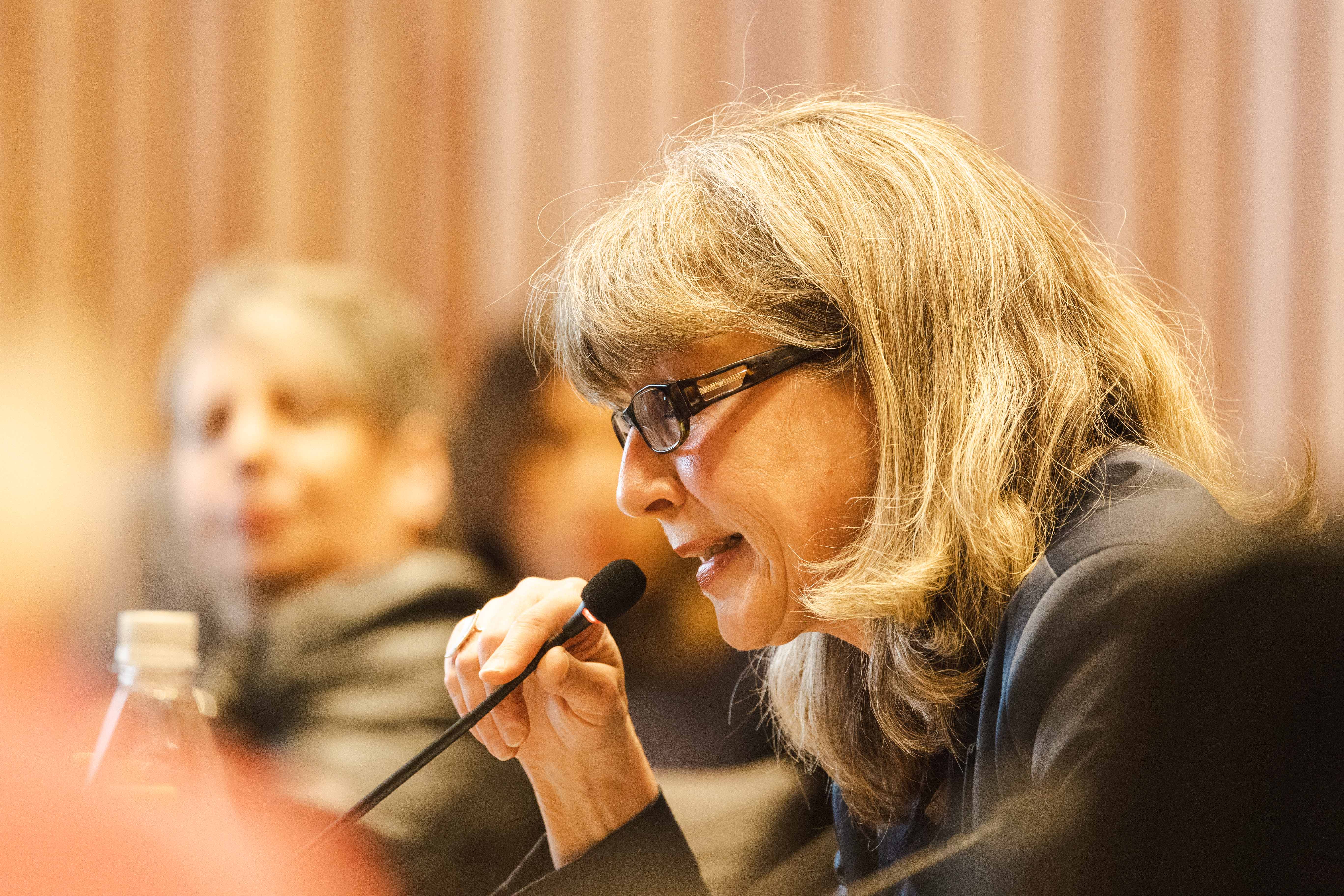 Eine Teilnehmerin der Veranstaltung am Mikrofon