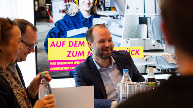 Marcel Hafke bei der Präsentation des Gesetzesentwurfs