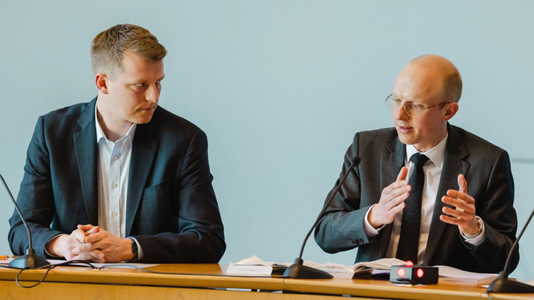 Henning Höne und Gutachter Prof. Dr. Simon Kempny in der Landespressekonferenz