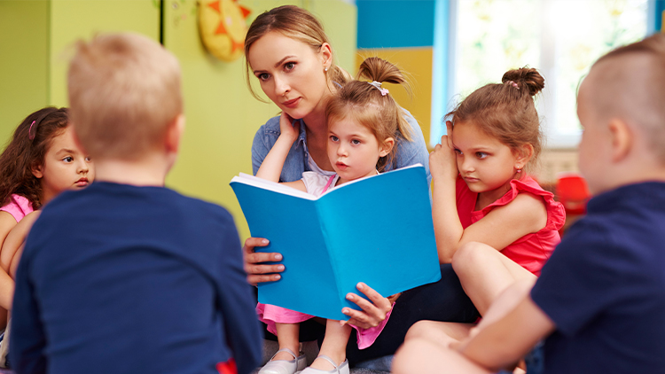 Erzieherin liest Kindern vor