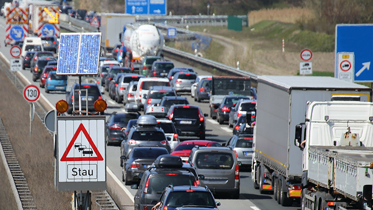 Autos stehen im Stau