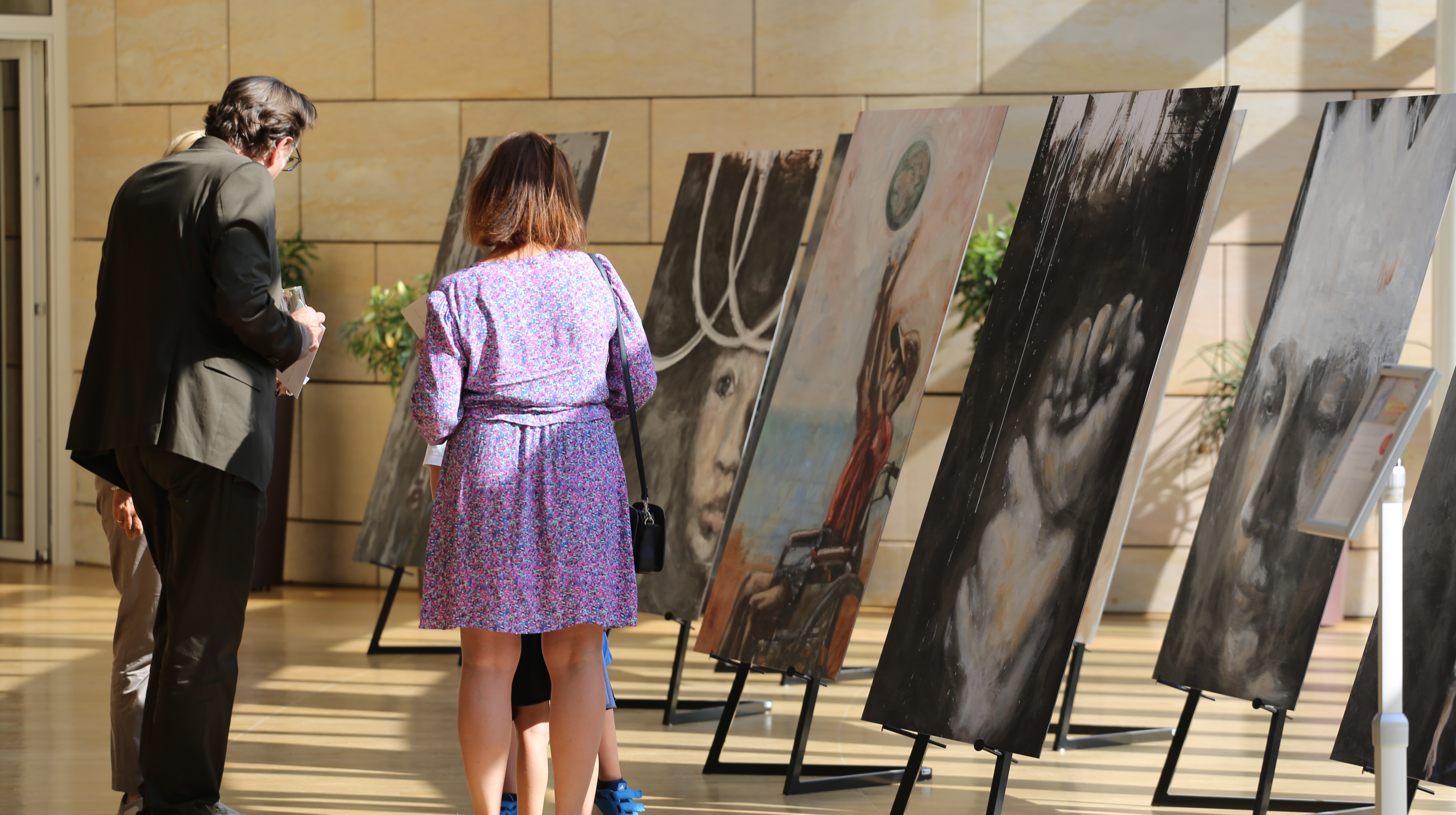 Begehung der Ausstellung &quot;Kindeswohl&quot;