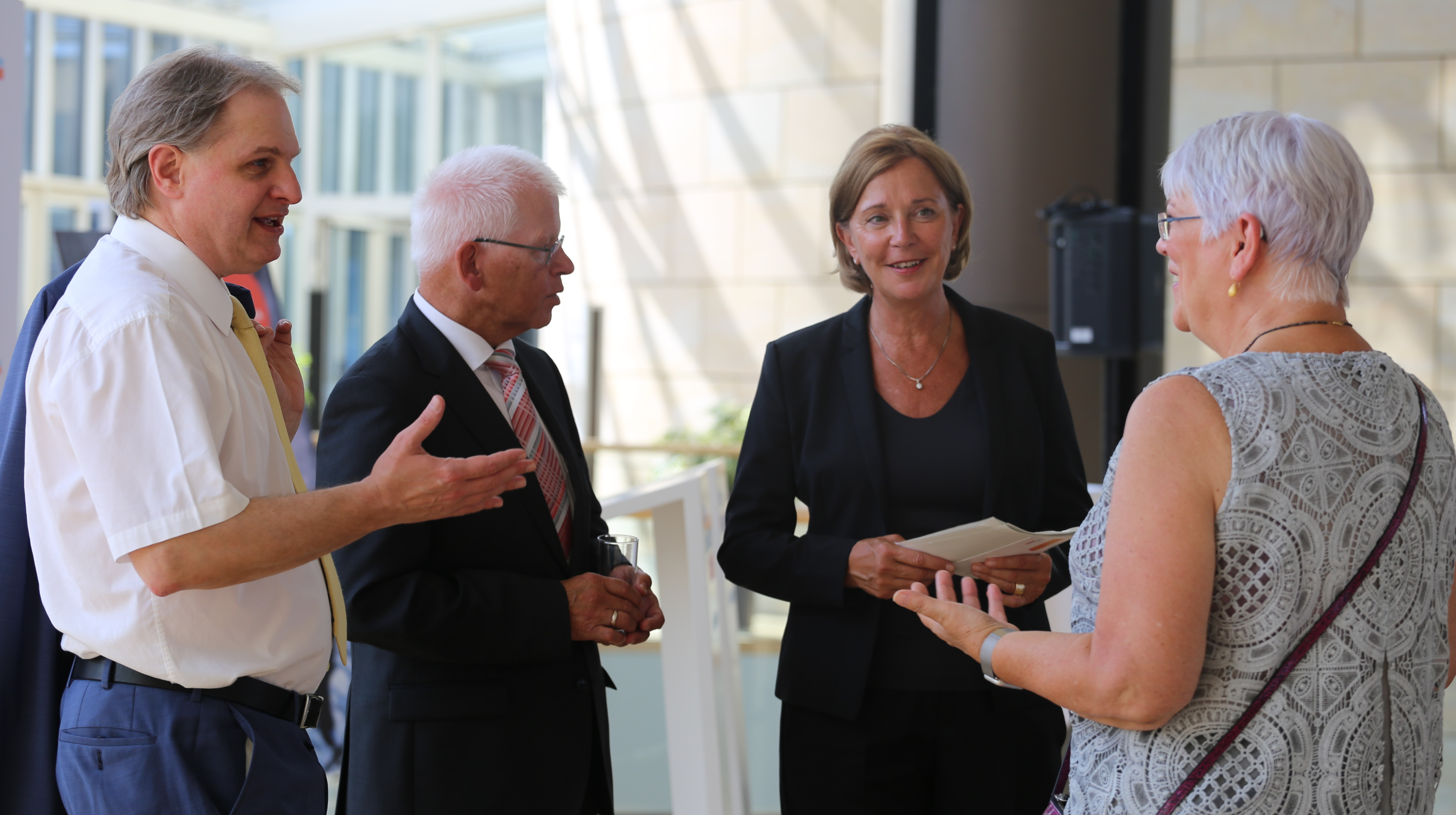 Yvonne Gebauer und Ralf Witzel MdL im Gespräch mit Gästen der Ausstellung &quot;Kindeswohl&quot;