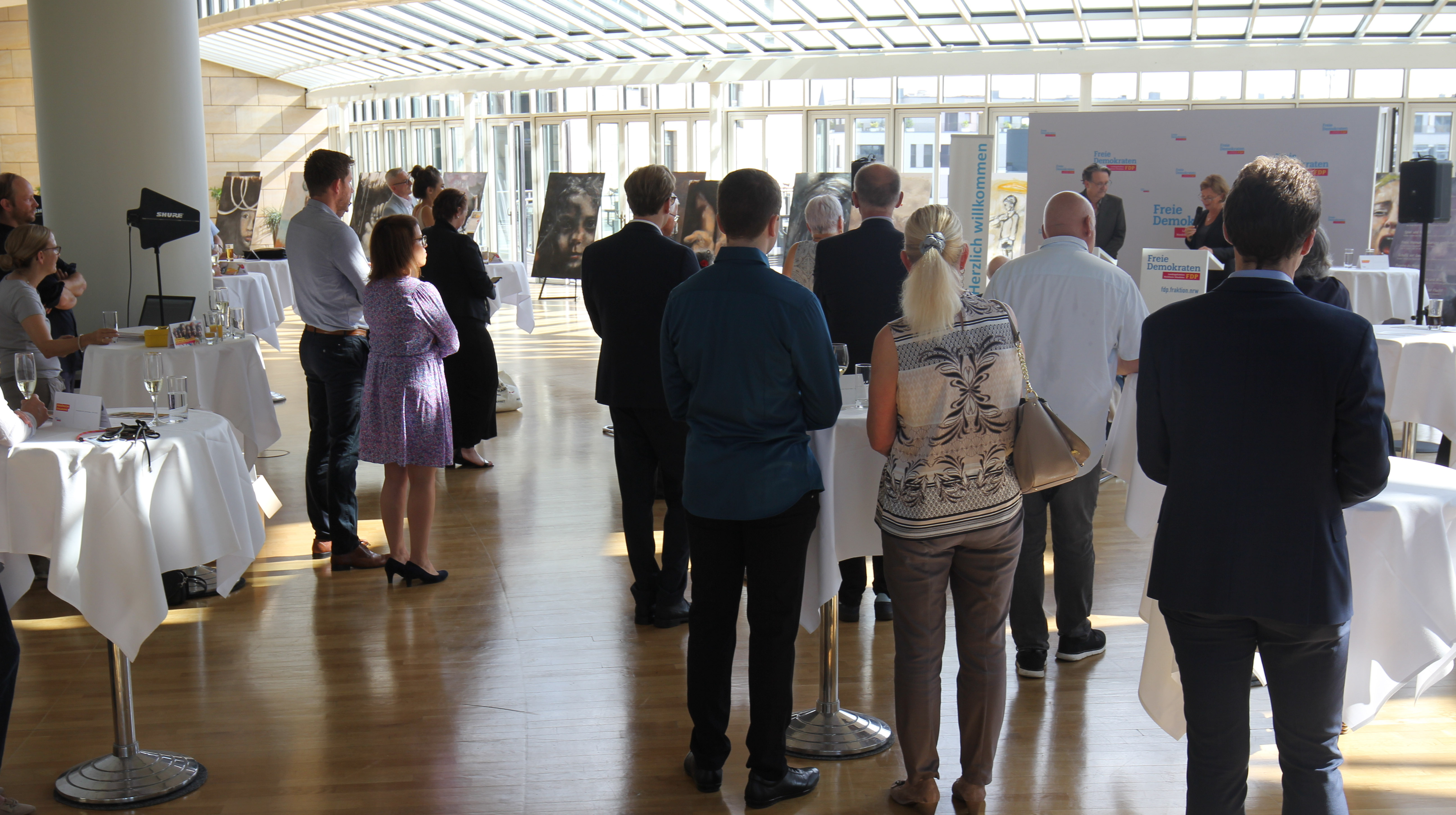 Das Publikum verfolgt die Reden