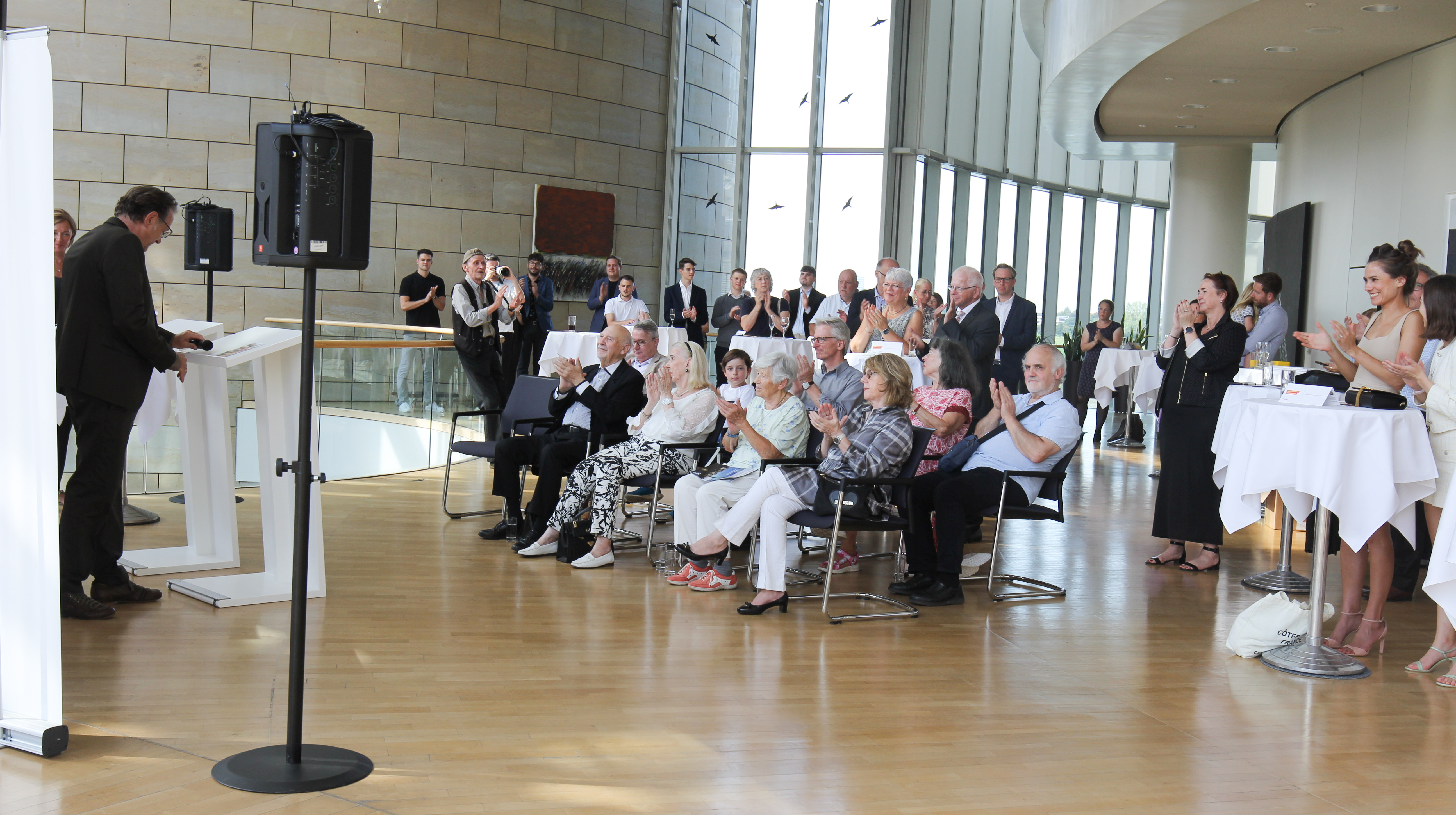 die kunstinteressierten Gäste lauschen den Ausführungen des Künstlers Detlef Kellermann
