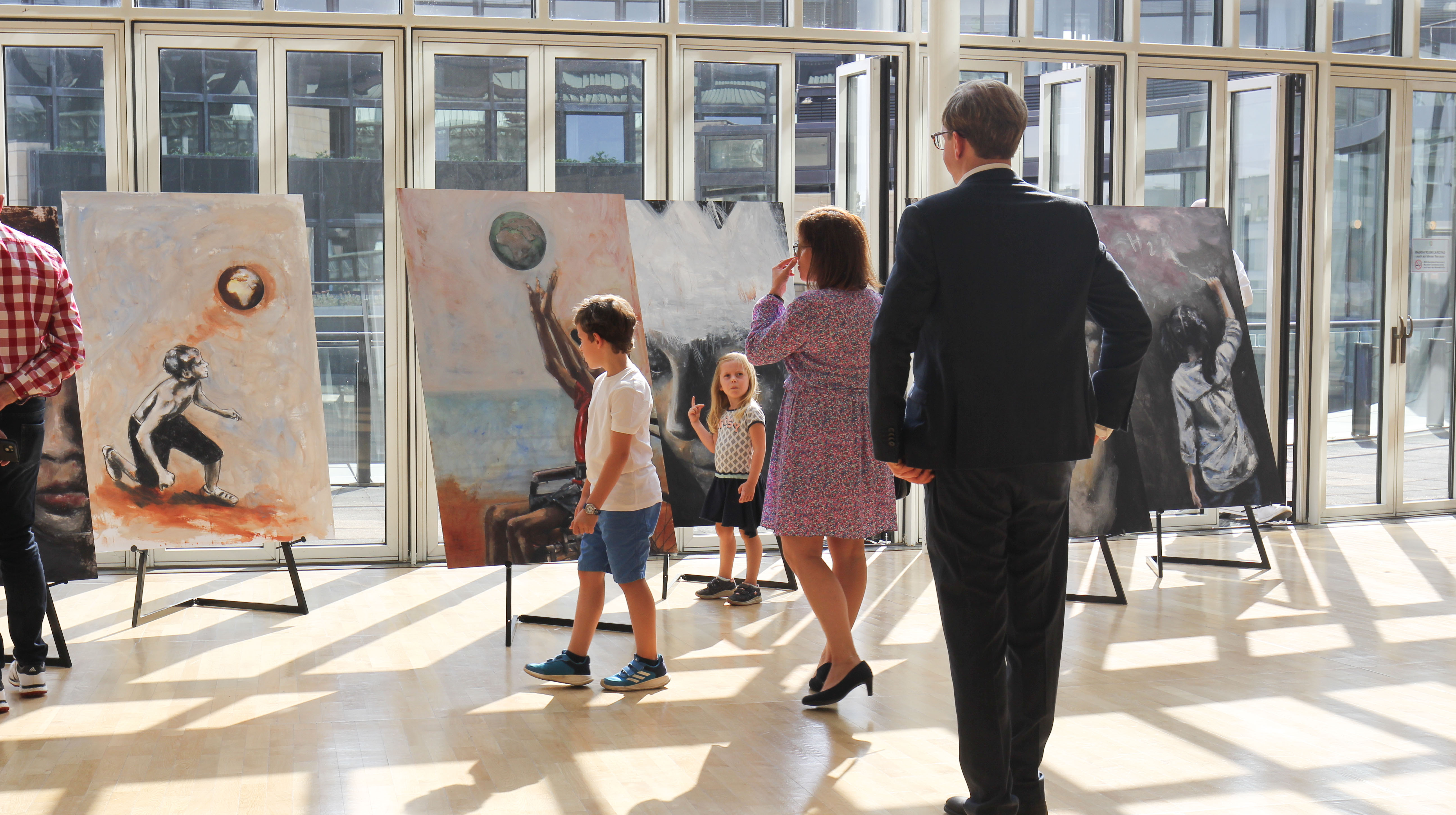 Begehung der Ausstellung &quot;Kindeswohl&quot;