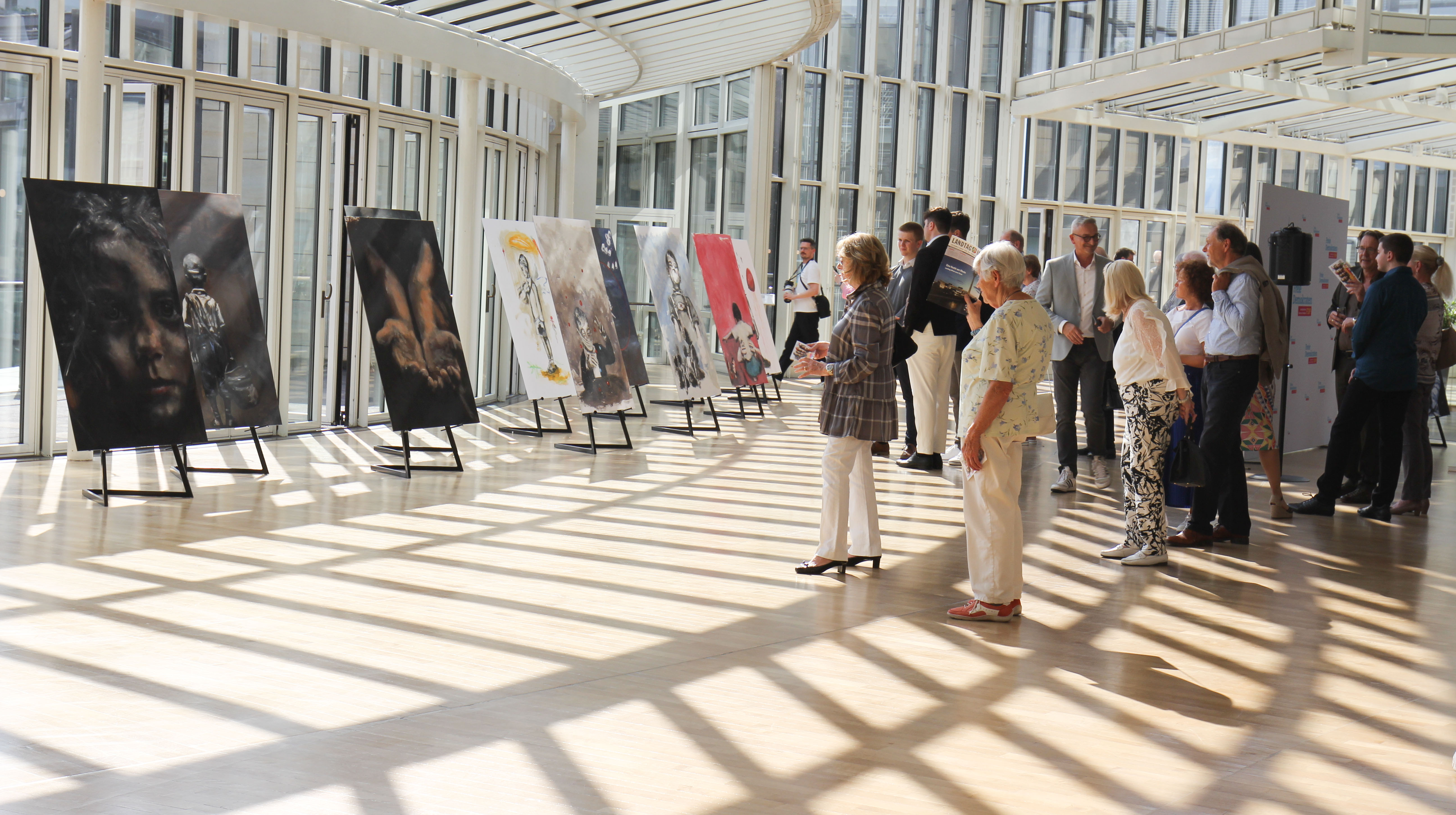 Begehung der Ausstellung &quot;Kindeswohl&quot;