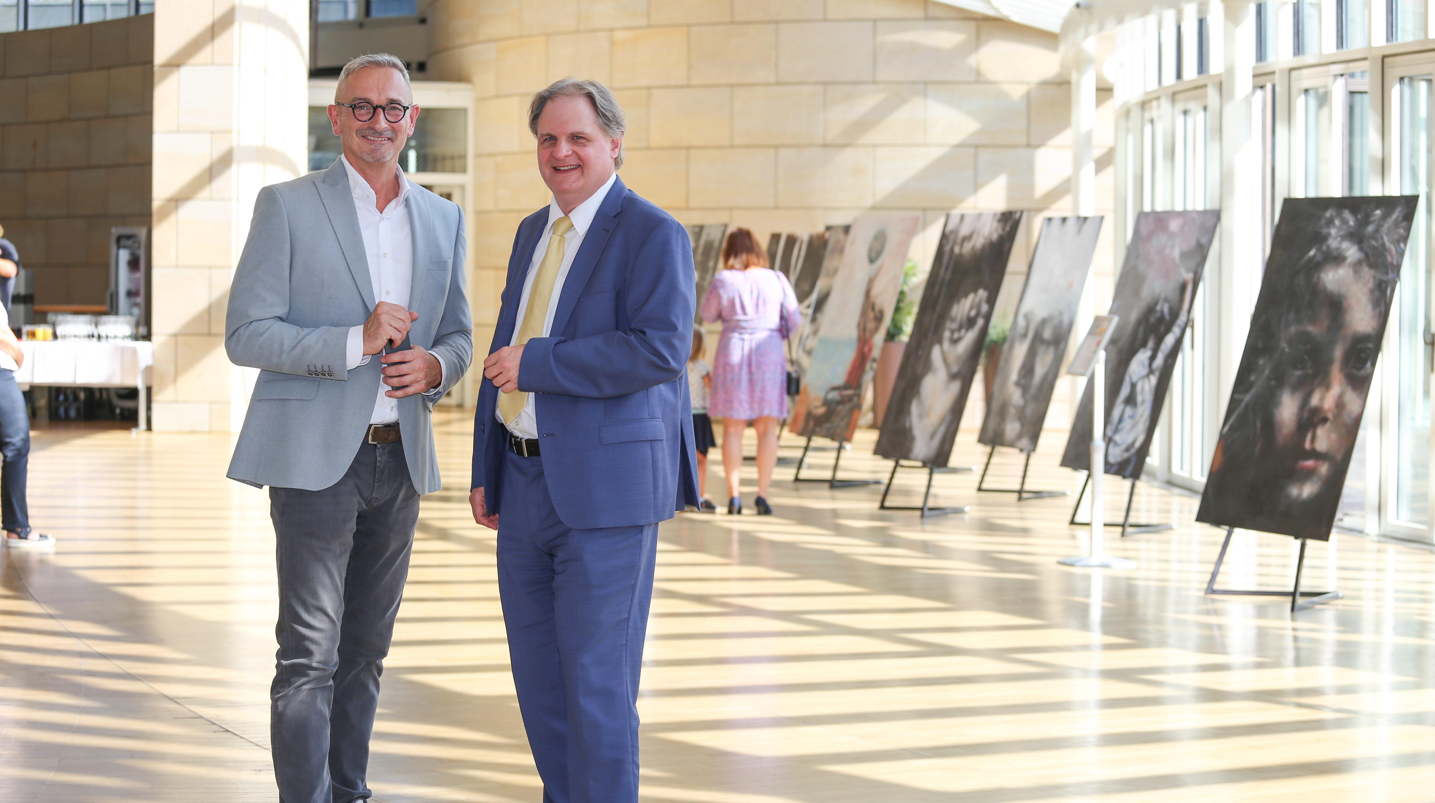 F. v. l. n. r.:  Dr. Werner Pfeil und Ralf Witzel während der Begehung der Vernissage &quot;Kindeswohl&quot;