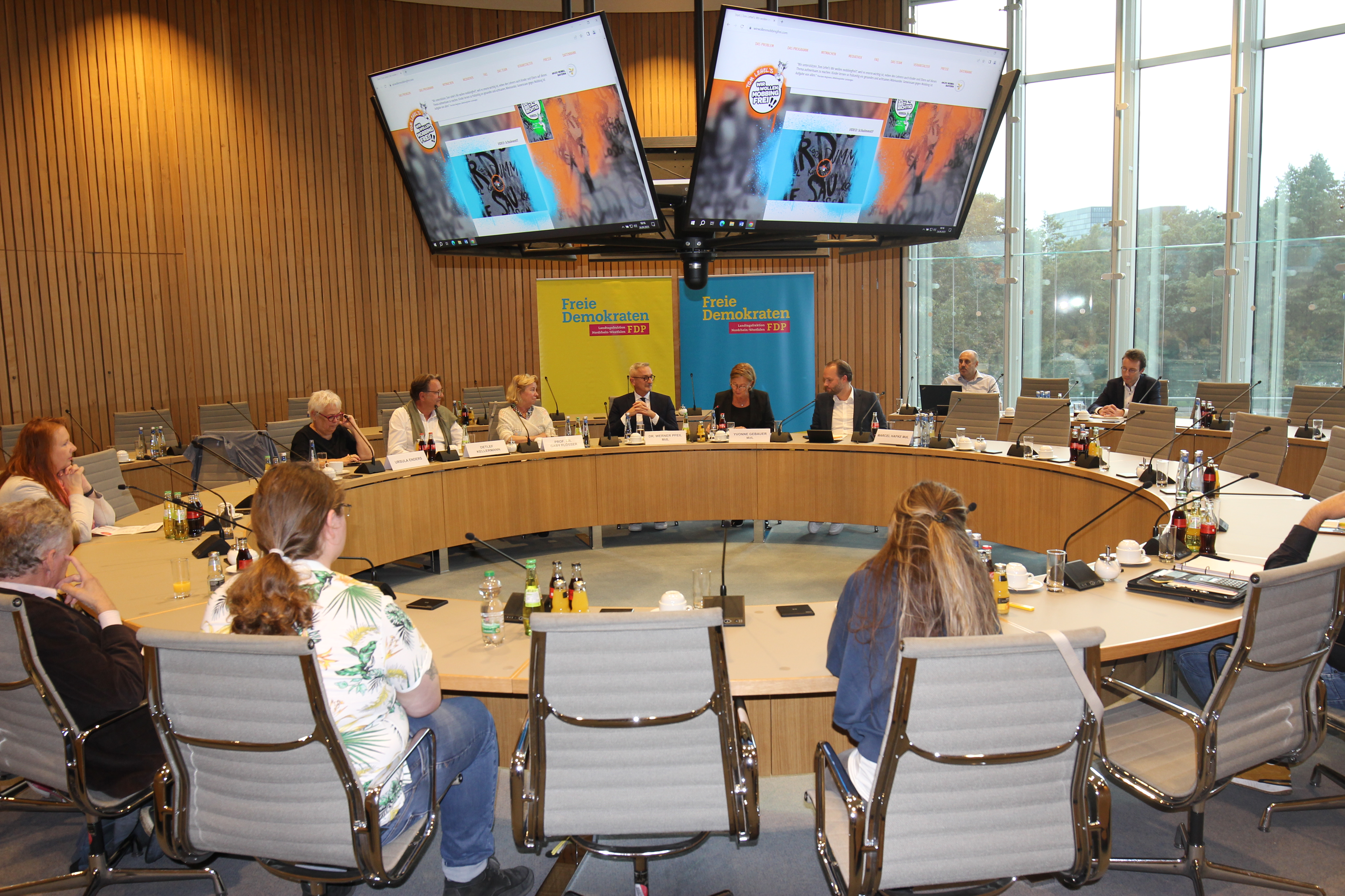 Experten und Publikum auf der Veranstaltung "Kinderrechte und Recht auf Unterricht?!"