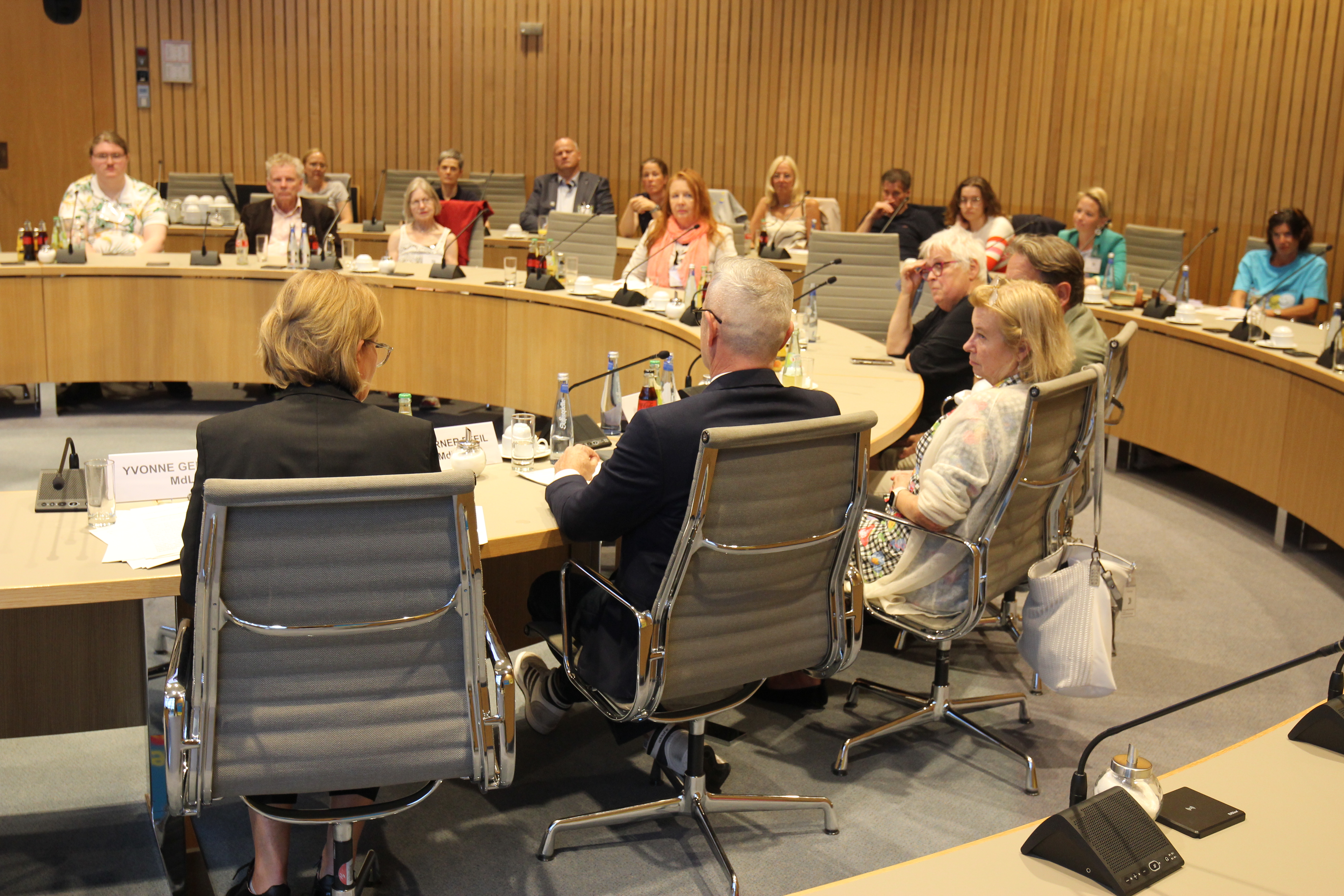 Publikum lauscht den Experten der Veranstaltung "Kinderrechte und Recht auf Unterricht?"