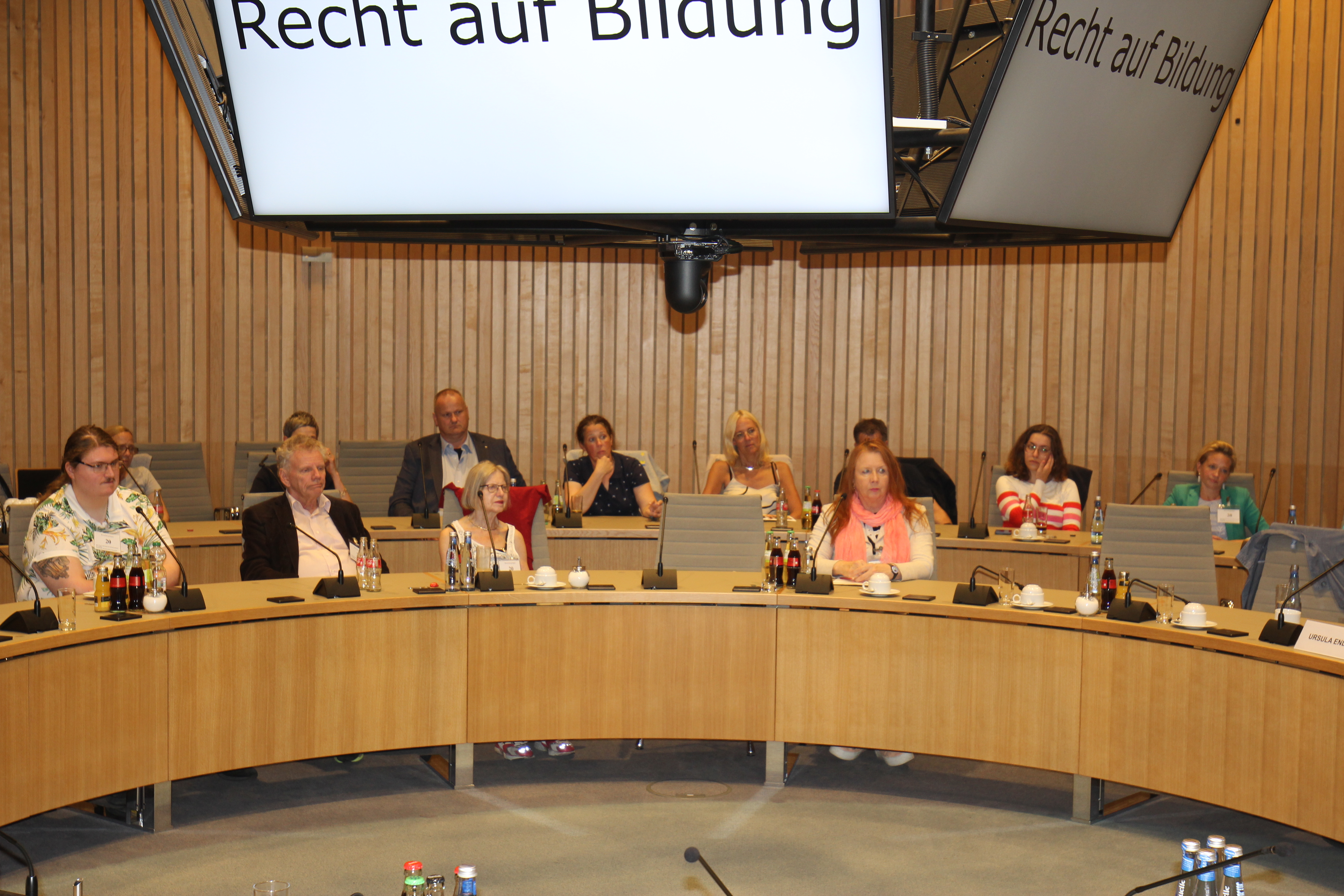 Publikum der Veranstaltung "Kinderrechte und Recht auf Unterricht?!"