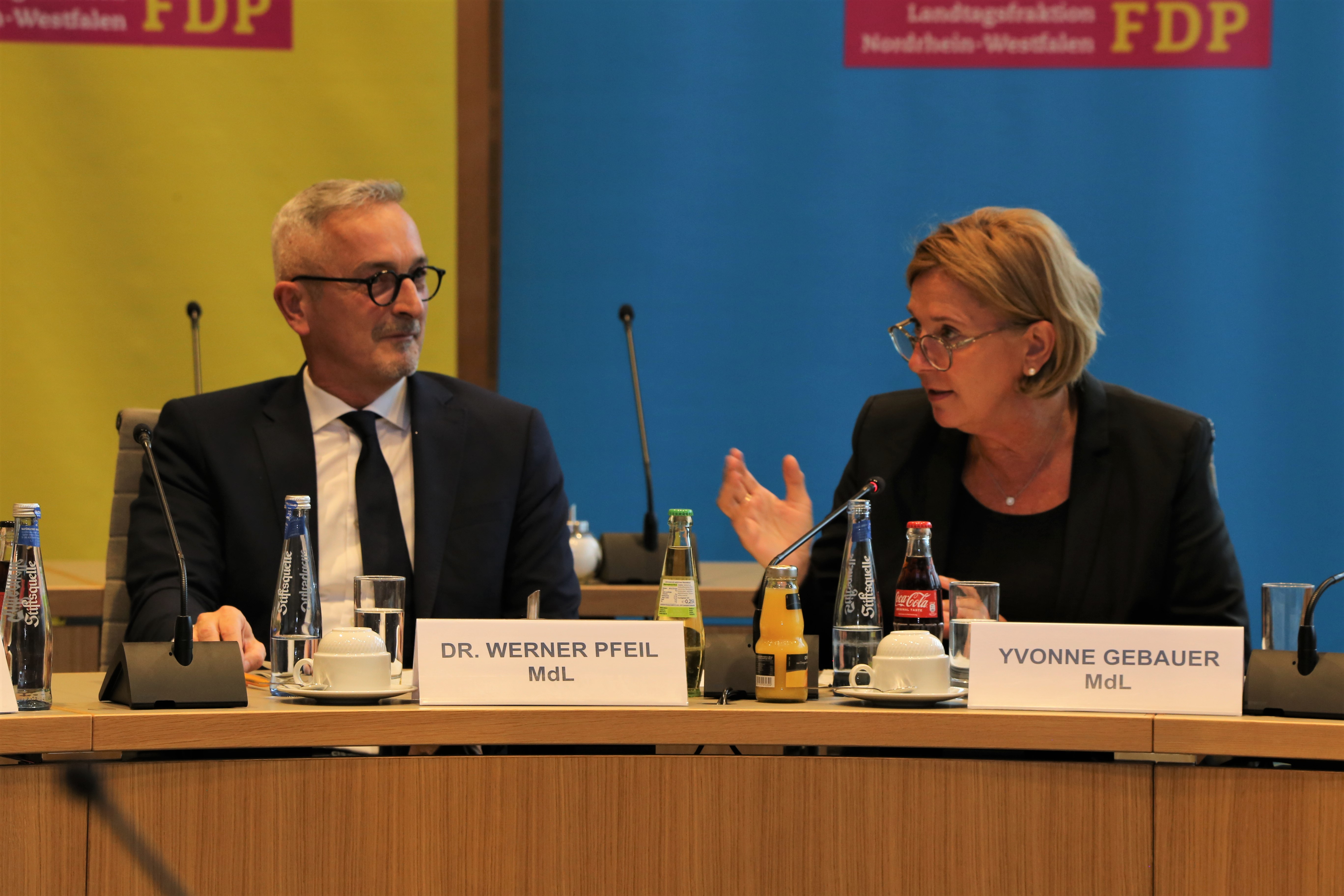 Moderatorin Gebauer sammelt die Fragen des anwesenden Gäste der Veranstaltung "Kinderrechte und Recht auf Unterricht?"