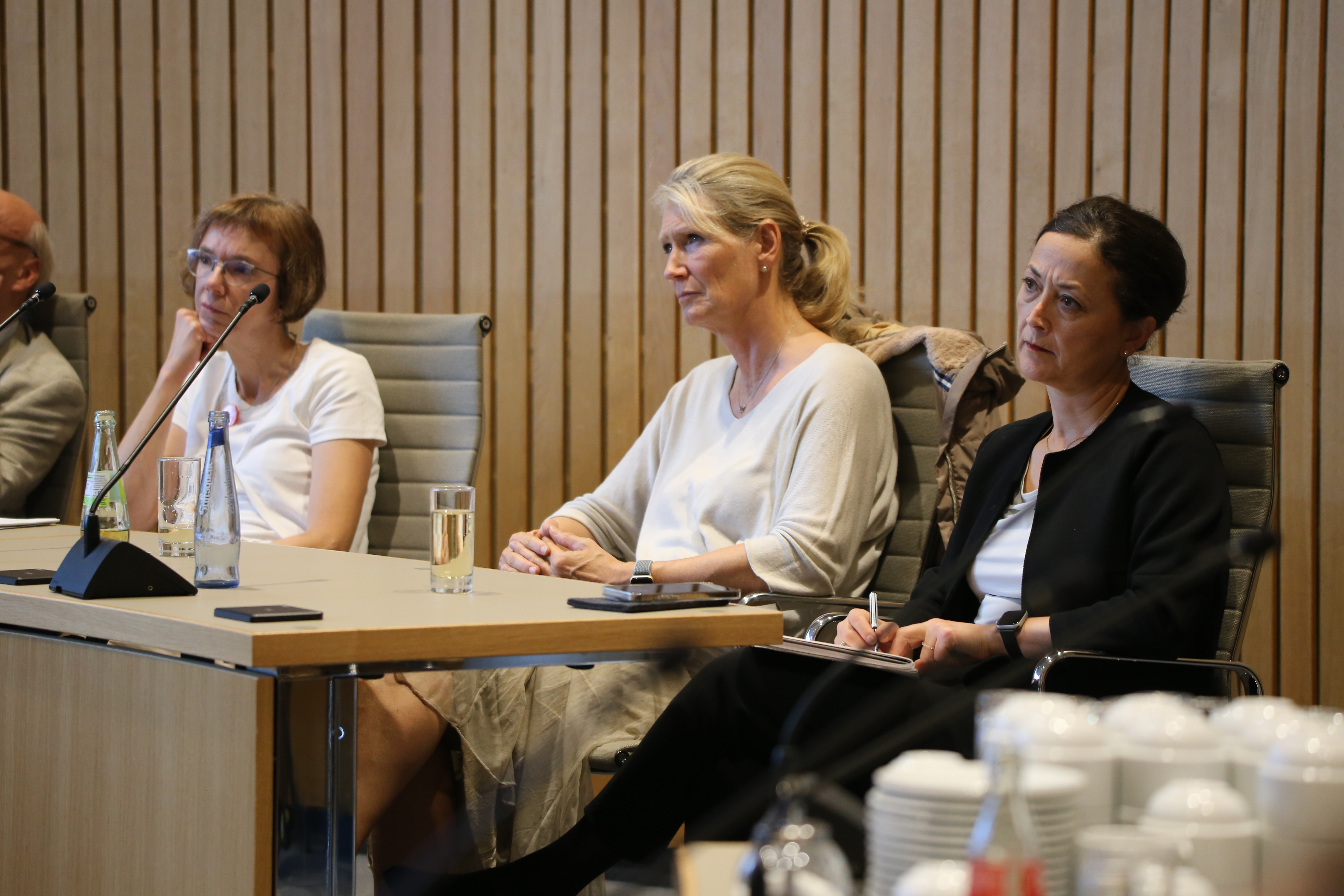 Ayla Celik, Landesvorsitzende der GEW NRW  neben weiteren Gästen auf der der Veranstaltung "Kinderrechte und Recht auf Unterricht?"