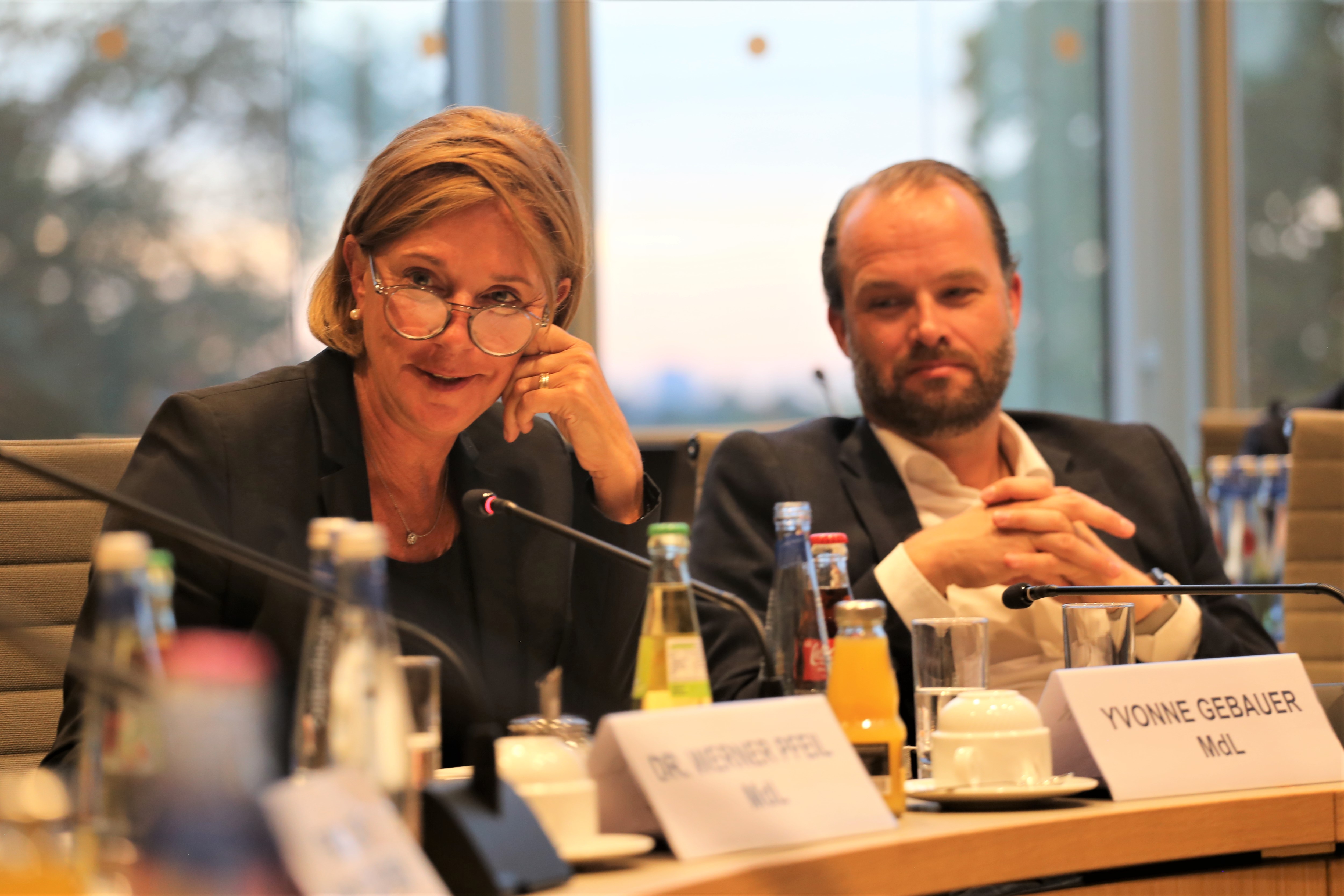 V. l. n. r.: Yvonne Gebauer, Marcel Hafke während der der Veranstaltung "Kinderrechte und Recht auf Unterricht?!"