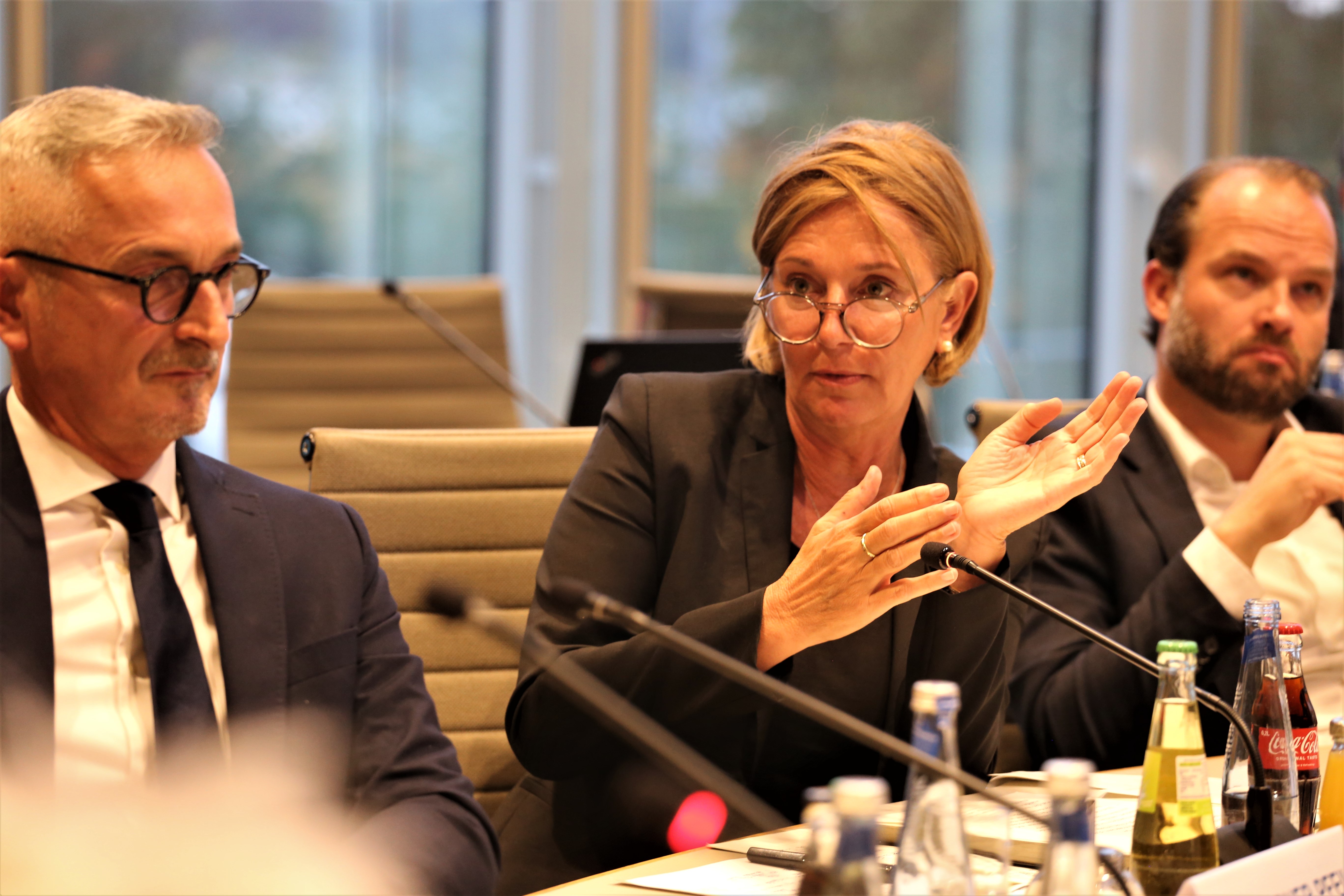 Rückfrage seitens Yvonne Gebauer, Moderatorin der Veranstaltung "Kinderrechte und Recht auf Unterricht?"