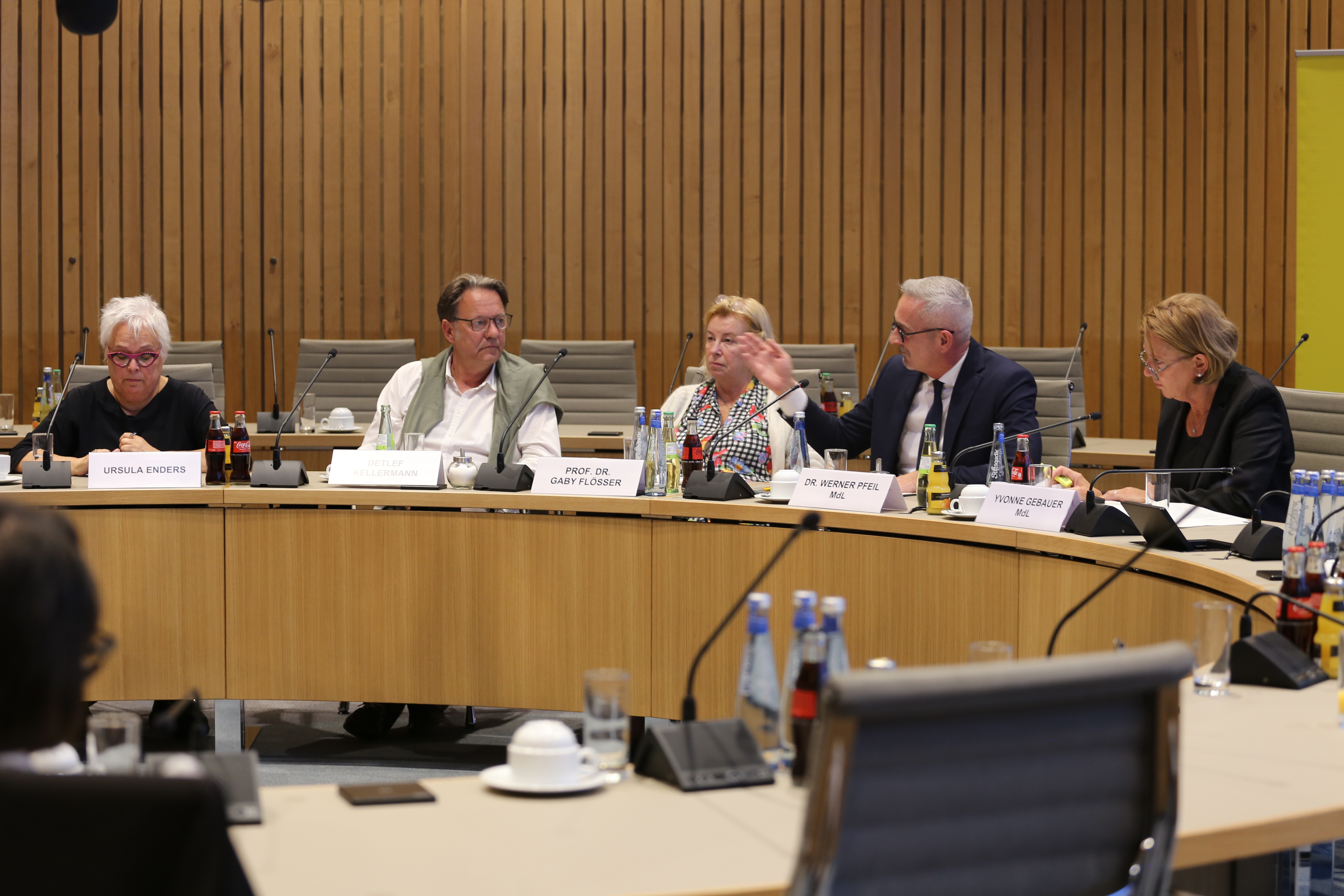 Dr. Werner Pfeil diskutiert mit den Experten und den Gästen der Veranstaltung "Kinderrechte und Recht auf Unterricht?"