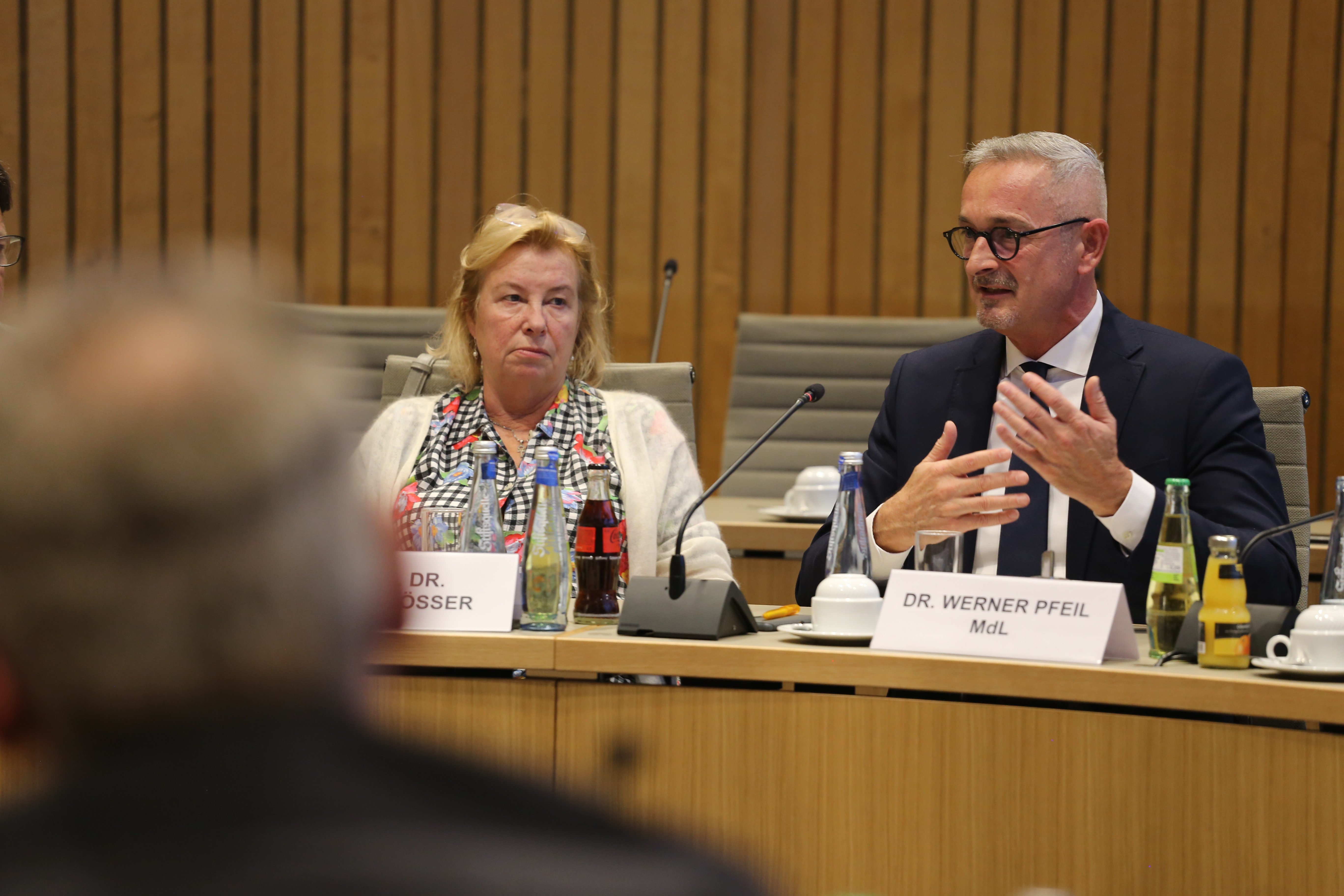 Dr. Werner Pfeil im Austausch mit dem Publikum während der Veranstaltung "Kinderrechte und Recht auf Unterricht?"