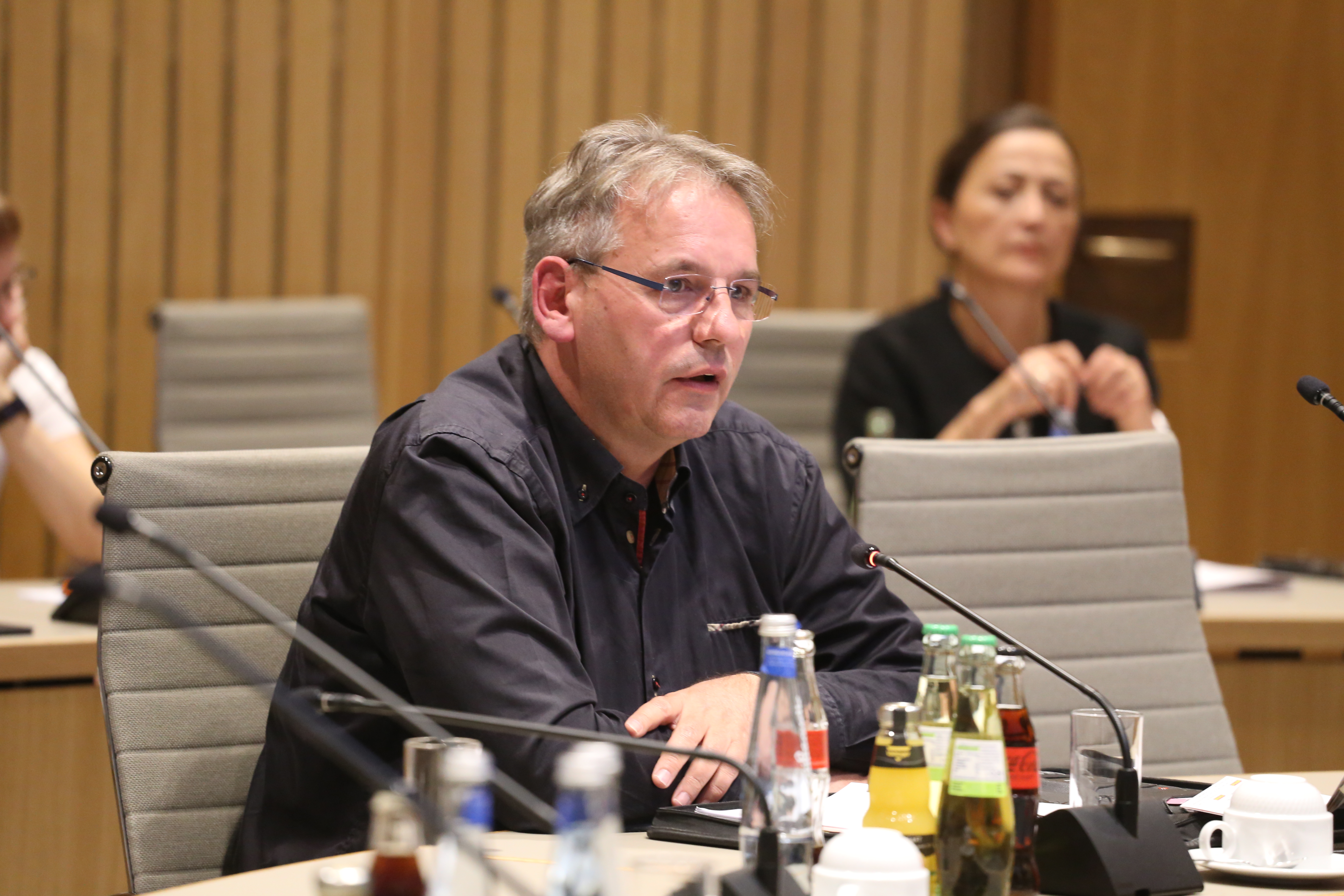 Ein weiterer Gast meldet sich zu Wort auf der Veranstaltung "Kinderrechte und Recht auf Unterricht?"