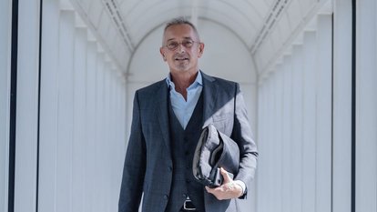 Ein Bild vom gehenden Werner Pfeil mit Akten im Arm 