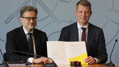 Dr. Peter Schantz und Henning Höne in der LPK zur Vorstellung der Verfassungsbeschwerde 