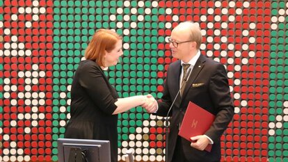 F. v. l. n. r.: Franziska Müller-Rech MdL und Landtagspräsident André Kuper 