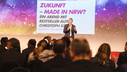 Fraktionschef Henning Höne begrüßt das Publikum und Bestseller-Autor Christoph Keese bei der Veranstaltung der FDP-Landtagsfraktion „Zukunft made in NRW?“