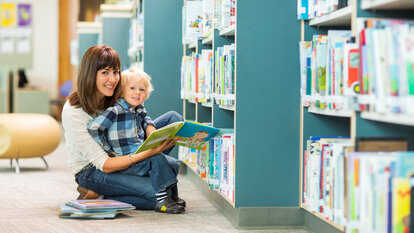 Mutter mit Kind in einer öffentlichen Bibliothek