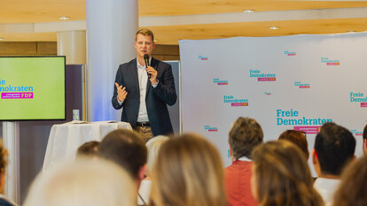 Henning Hoene waehrend seiner Rede beim ersten Termin der Bilanztour 2023 in Düsseldorf