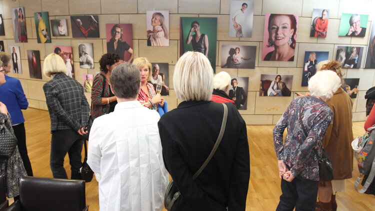 Publikum bei der Begehung der Vernissage Vernissage zum Kunstprojekt von Sibille Stengel-Klemmer