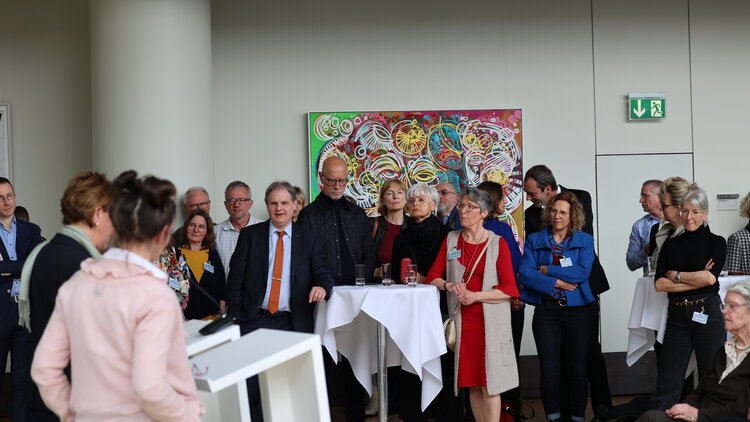 Publikum auf der Vernissage zum Kunstprojekt von Sibille Stengel-Klemmer 