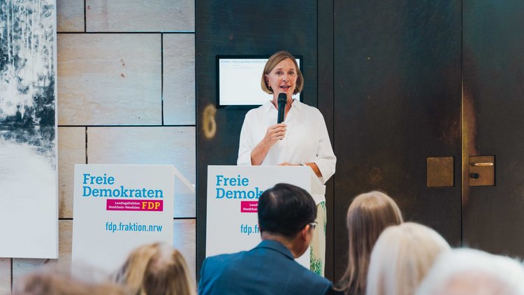 Hier sehen Sie einige Impressionen von der Vernissage „BORN IN KOREA. Made in NRW." der FDP-Landtagsfraktion NRW im Düsseldorfer Landtag.