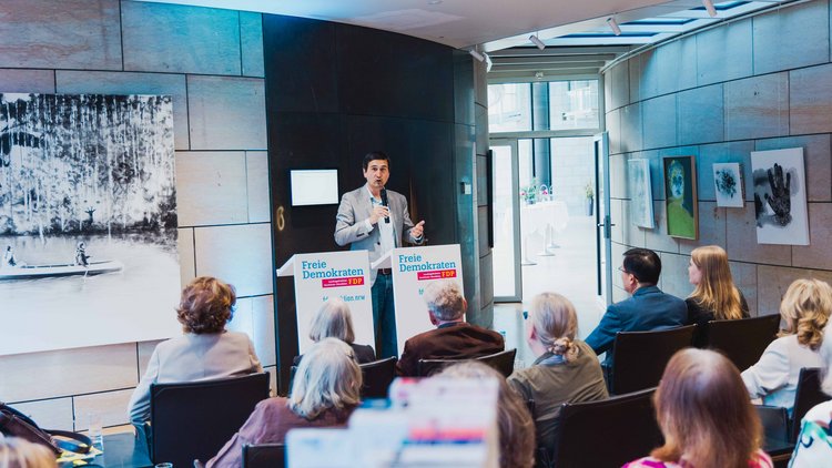 Hier sehen Sie einige Impressionen von der Vernissage „BORN IN KOREA. Made in NRW." der FDP-Landtagsfraktion NRW im Düsseldorfer Landtag.