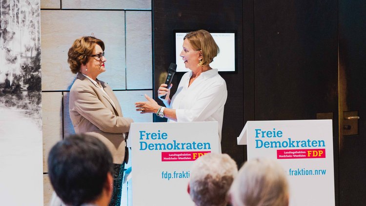 Hier sehen Sie einige Impressionen von der Vernissage „BORN IN KOREA. Made in NRW." der FDP-Landtagsfraktion NRW im Düsseldorfer Landtag.