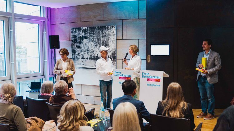 Hier sehen Sie einige Impressionen von der Vernissage „BORN IN KOREA. Made in NRW." der FDP-Landtagsfraktion NRW im Düsseldorfer Landtag.