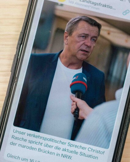 Geöffneter WhatsApp-Kanal der FDP-Landtagsfraktion auf einem iPhone
