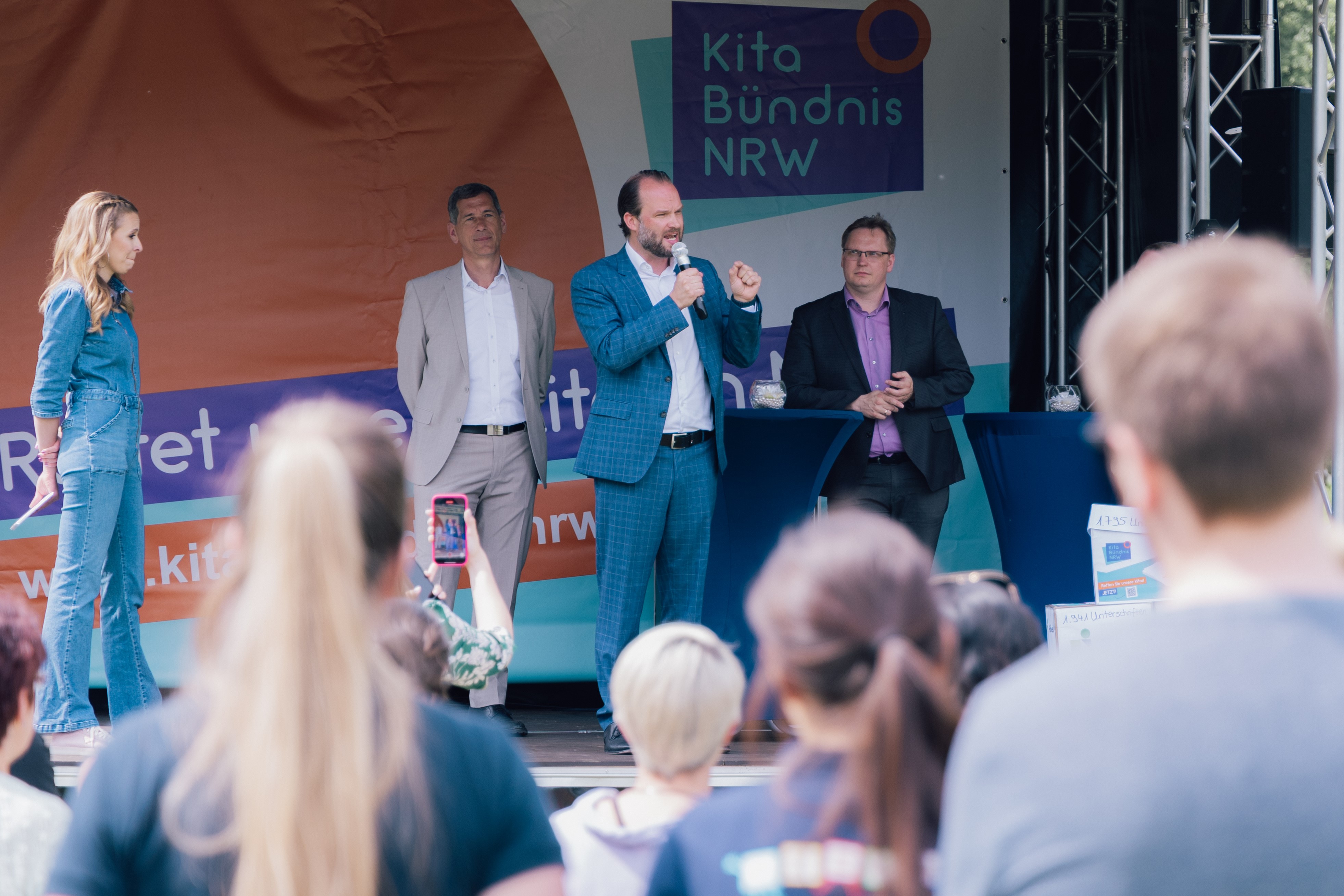 Marcel Hafke spricht zu den Demonstrantinnen und Demonstranten