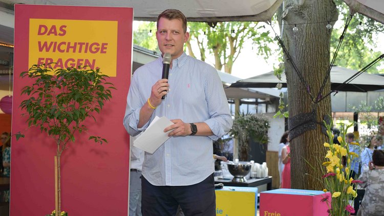 Henning Höne beim Sommerfest der FDP-Landtagsfraktion NRW