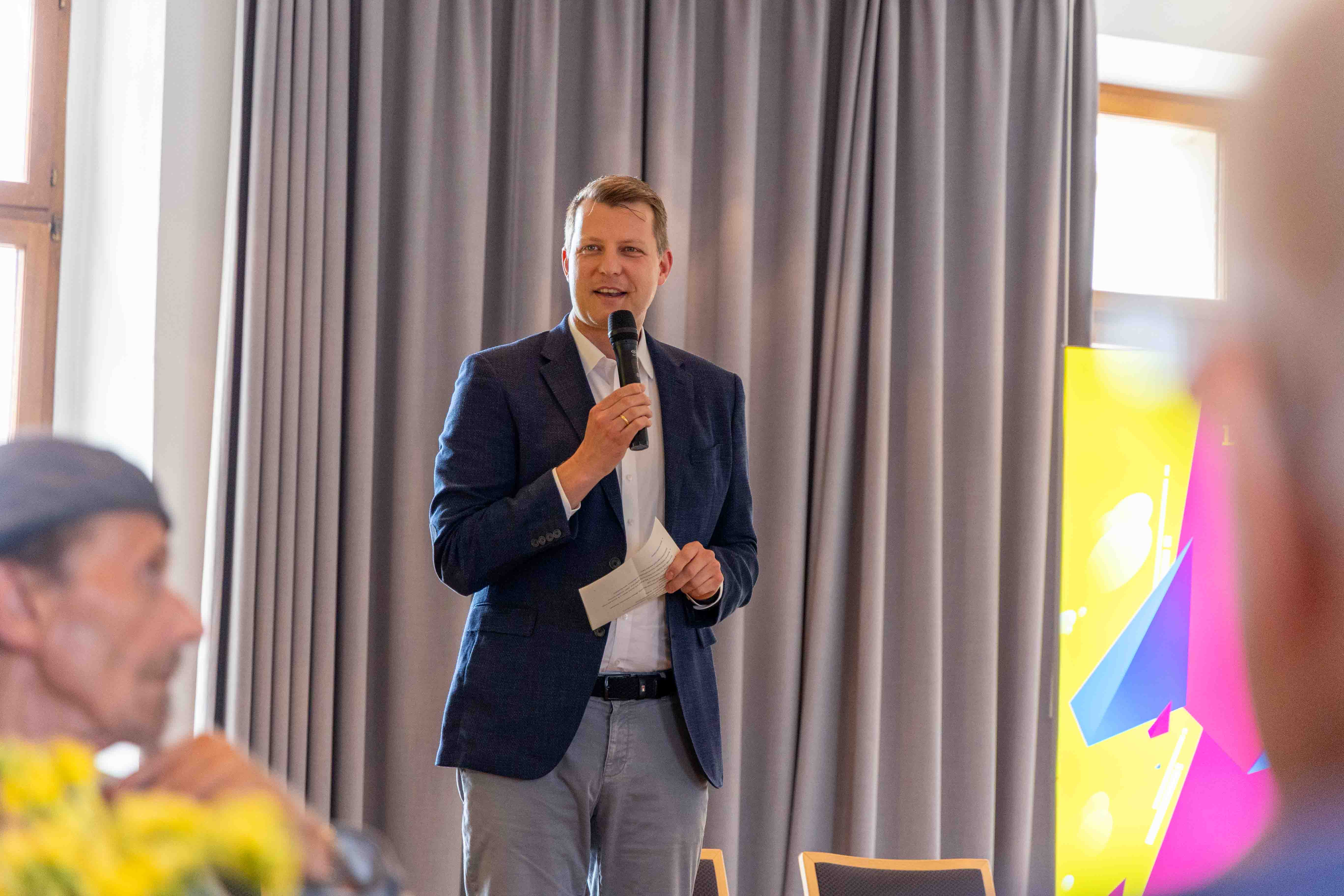 FDP-Fraktionschef Henning Höne beim Kulturfrühstück in Holzwickede