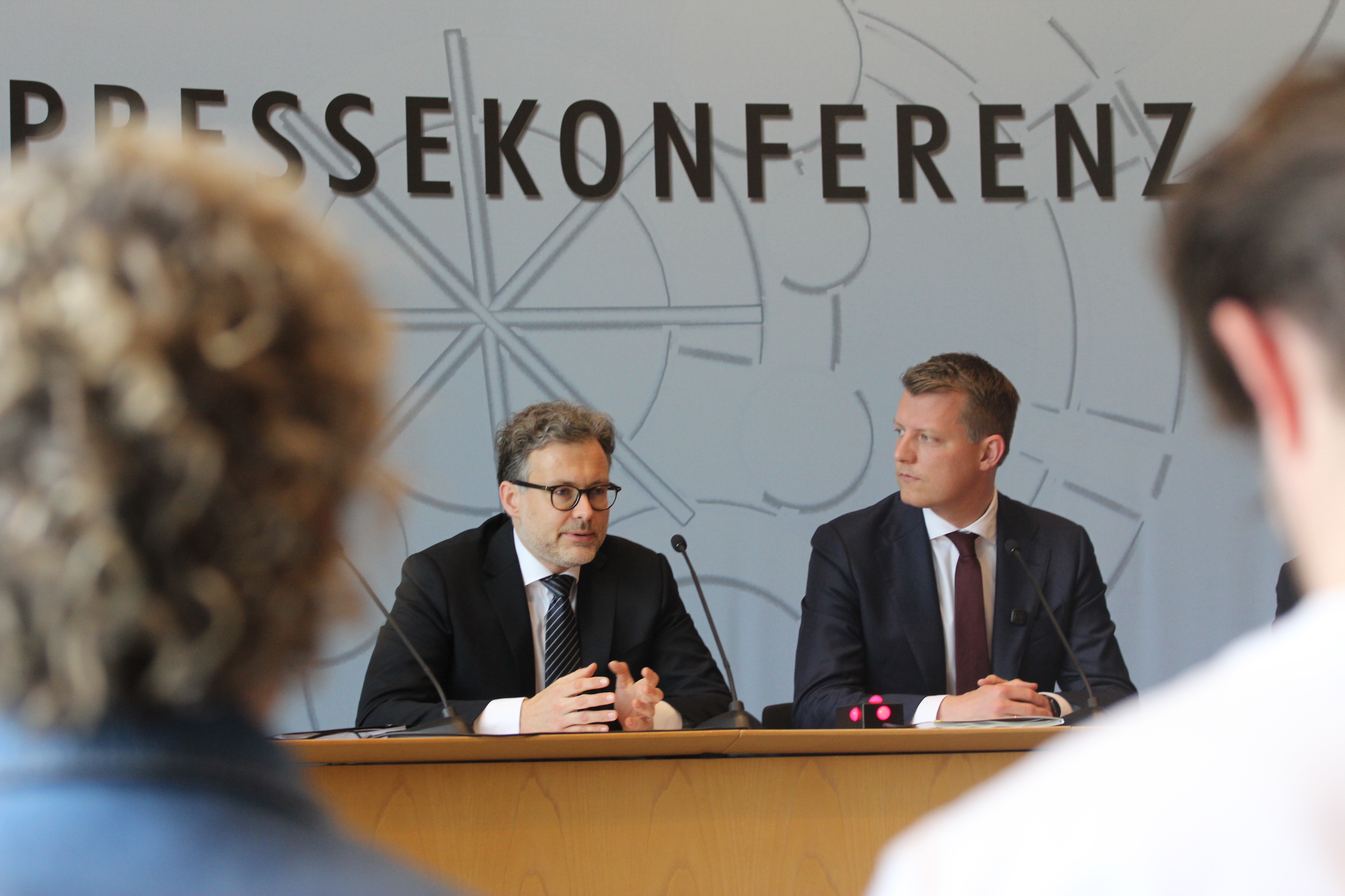 Dr. Peter Schantz und Henning Höne in der LPK vor Journalisten