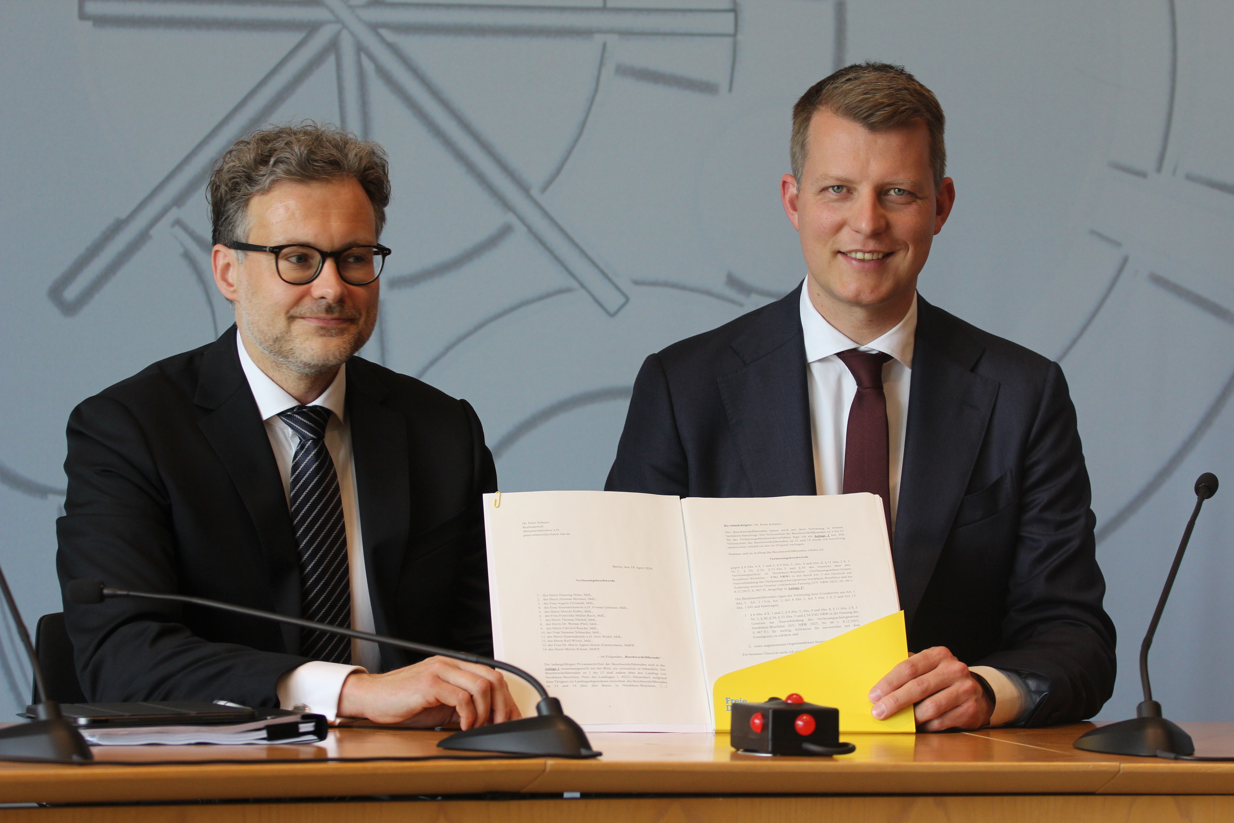 Dr. Peter Schantz und Henning Höne in der LPK zur Vorstellung der Verfassungsbeschwerde