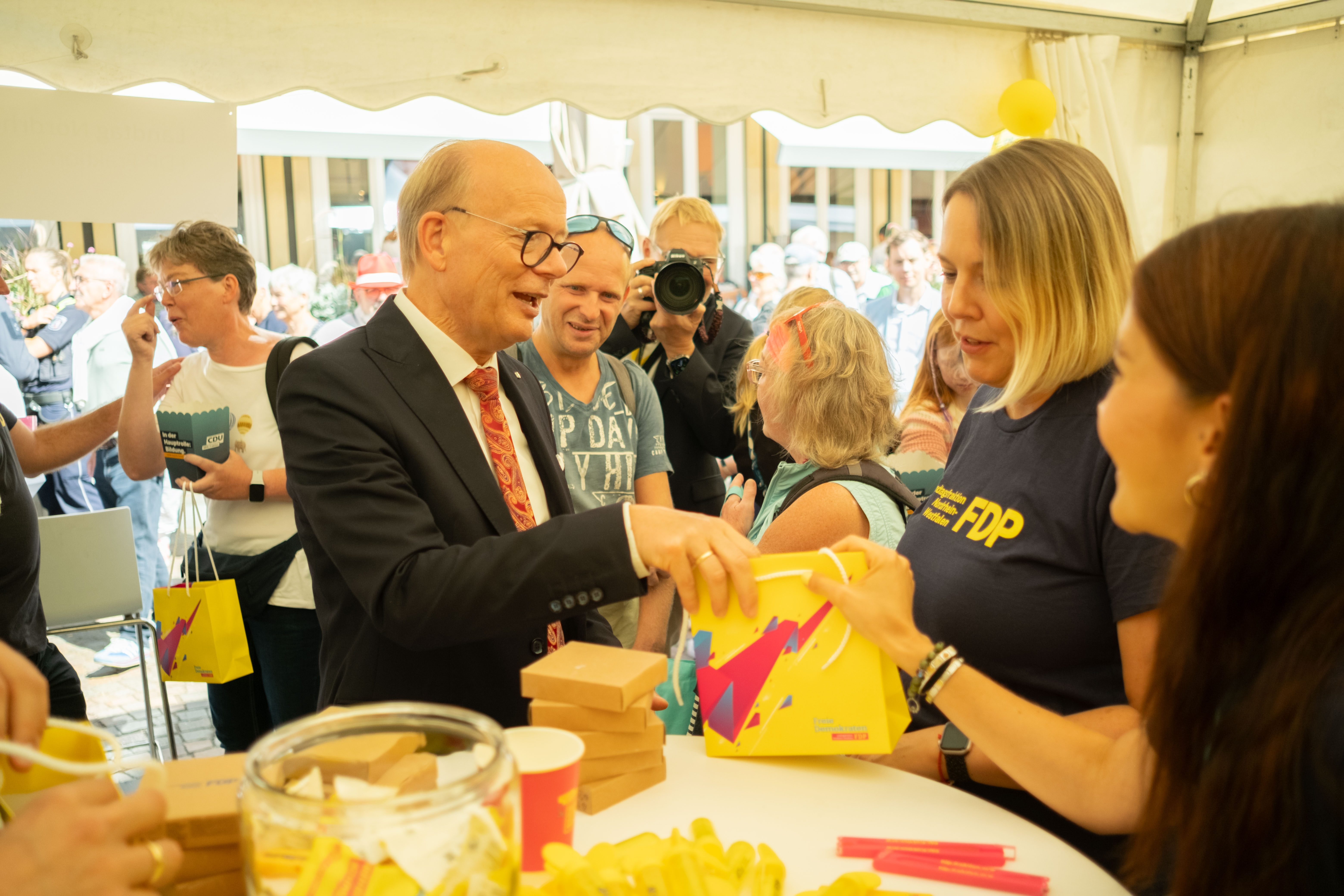 Landtagspräsident André Kuper im Gespräch mit FDP-Fraktionsvize Franziska Müller-Rech beim NRW-Tag in Münster
