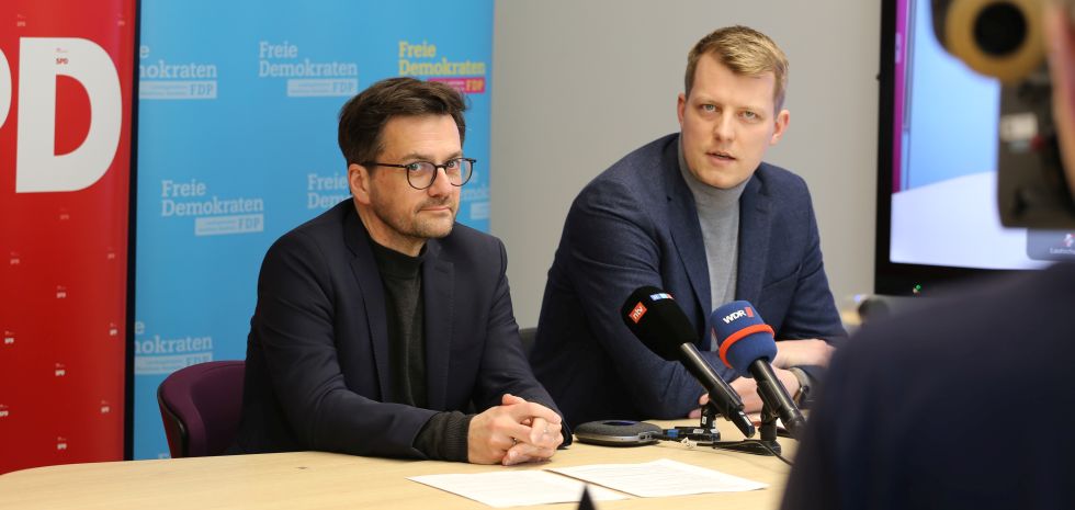 F. v. l. n. r.: Fraktionschef Thomas Kutschaty, Fraktionschef Henning Höne