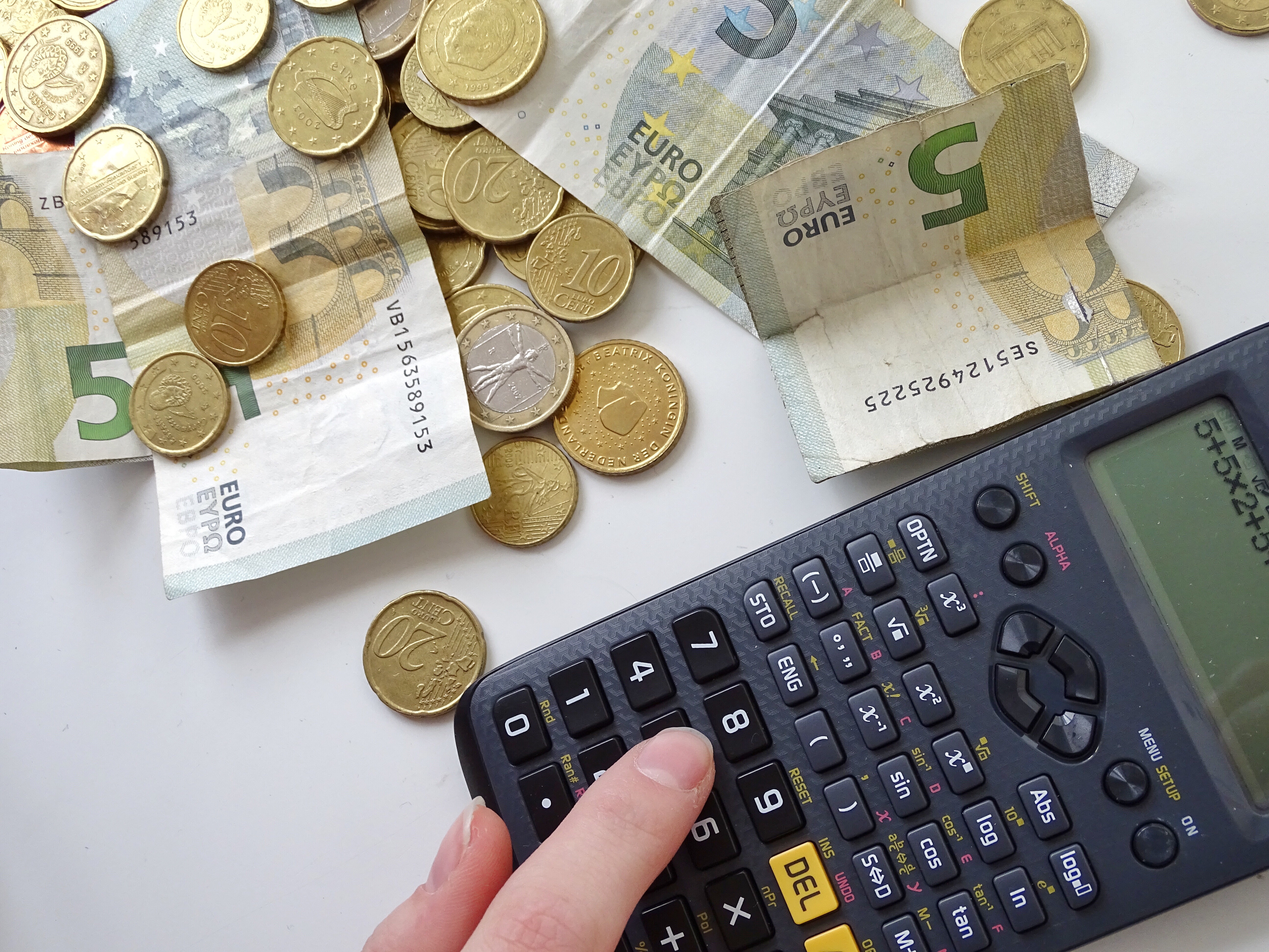Geld und Taschenrechner auf einem Tisch
