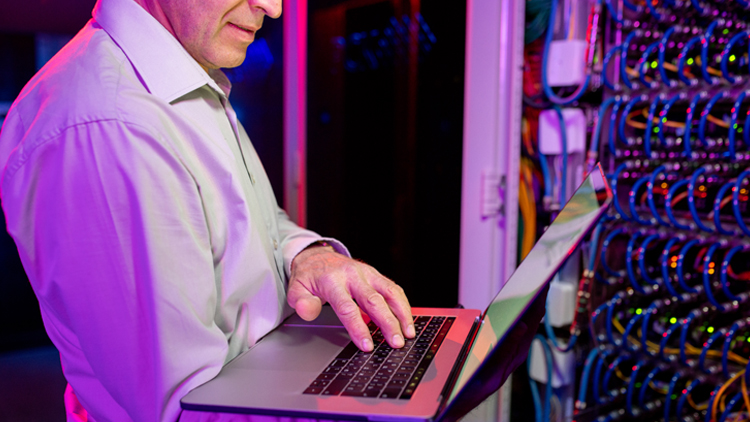 IT-Experte im Serverraum