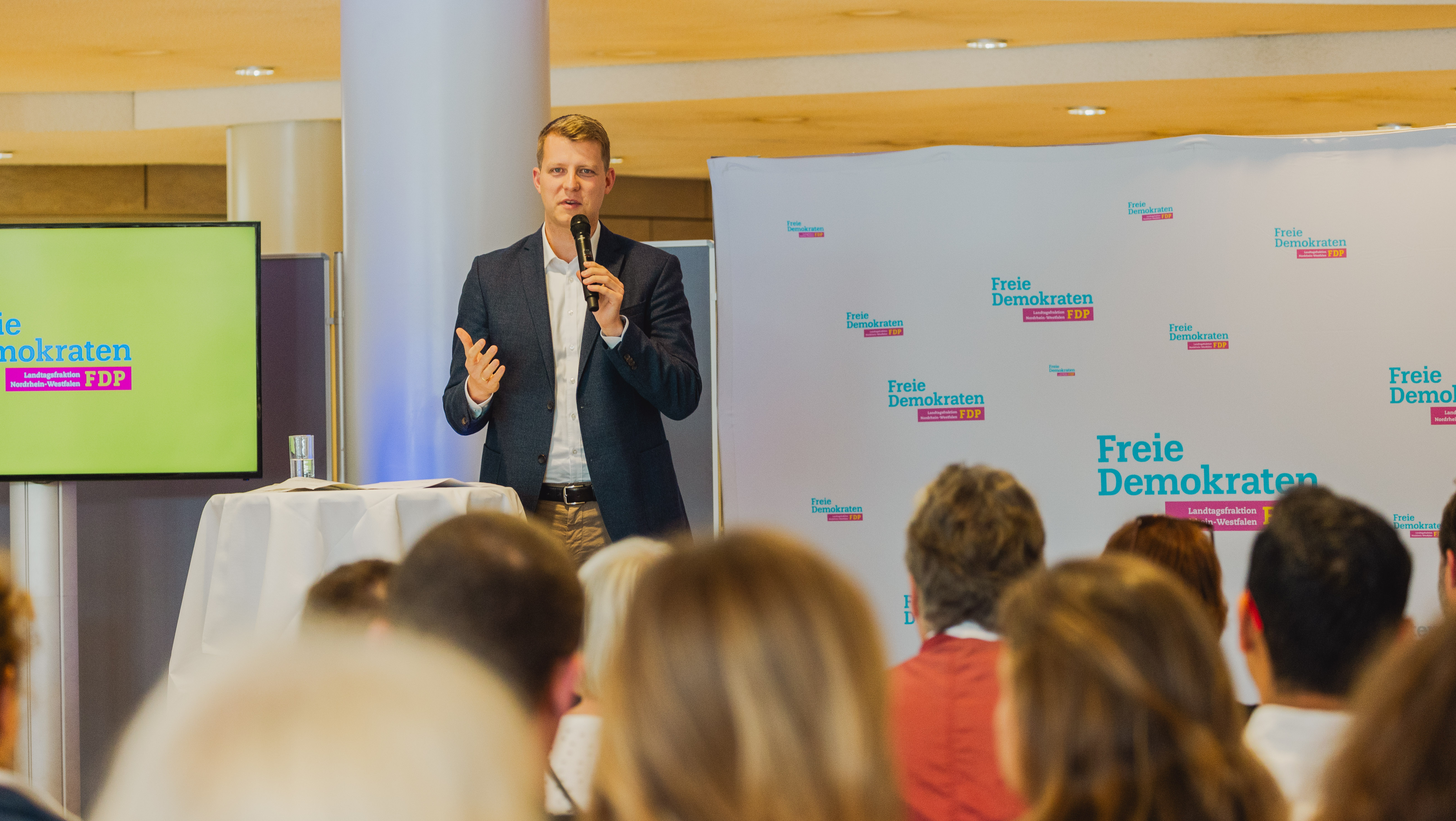 Henning Hoene waehrend seiner Rede beim ersten Termin der Bilanztour 2023 in Düsseldorf