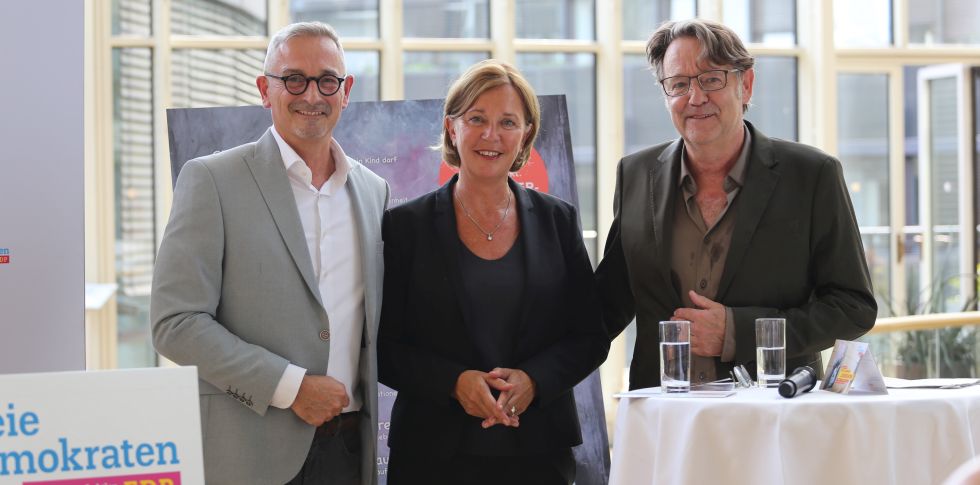 F. v. l. n .r.: Dr. Werner Pfeil, Yvonne Gebauer, Detlef Kellermann