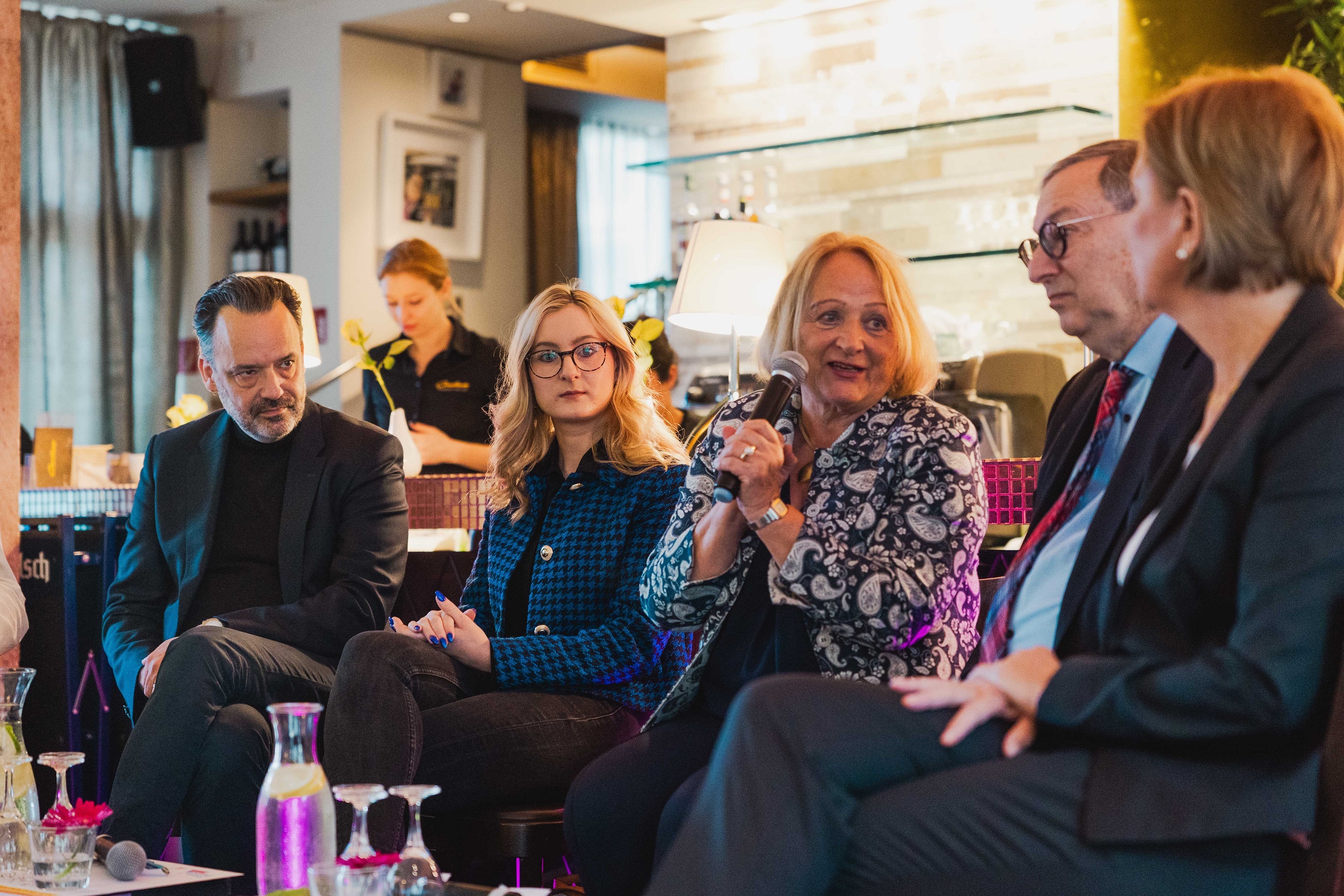 Bild der Menschen auf dem Panel der Veranstaltung