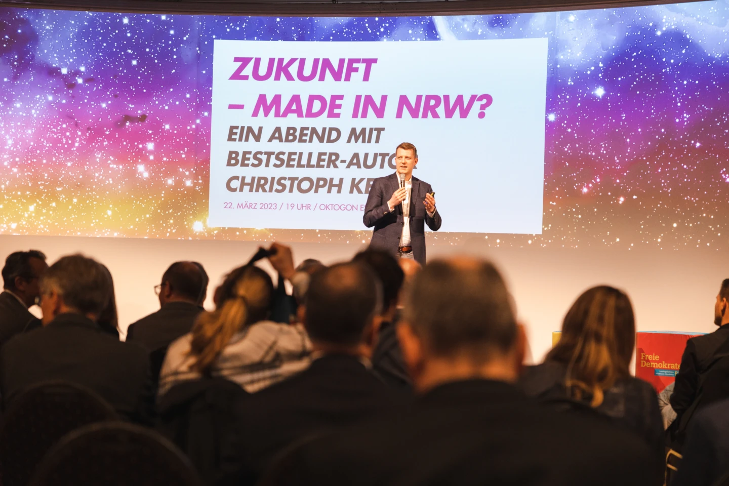 Fraktionschef Henning Höne begrüßt das Publikum und Bestseller-Autor Christoph Keese bei der Veranstaltung der FDP-Landtagsfraktion „Zukunft made in NRW?“