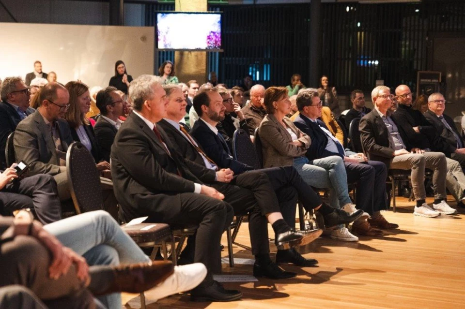 Publikum und Abgeordnete der FDP-Landtagsfraktion lauschen dem Vortag von Christoph Keese